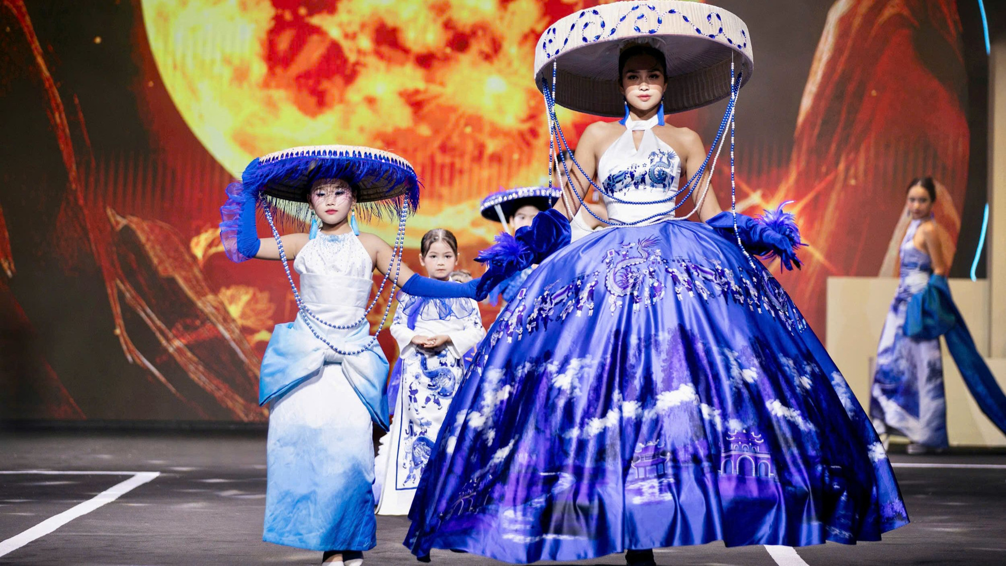 Nằm trong chuỗi chương trình lễ hội của Miss Cosmo 2024, Cosmo The Show là sự kiện thời trang kết hợp giải trí dành cho các bé có độ tuổi từ 5-15 tuổi có tài năng về catwalk, kỹ năng ca hát, nhảy và trình diễn sân khấu, được tổ chức bởi Cosmo Academy và Unimedia. Nằm trong chuỗi chương trình lễ hội của Miss Cosmo 2024, Cosmo The Show là sự kiện thời trang kết hợp giải trí dành cho các bé có độ tuổi từ 5-15 tuổi có tài năng về catwalk, kỹ năng ca hát, nhảy và trình diễn sân khấu, được tổ chức bởi Cosmo Academy và Unimedia.