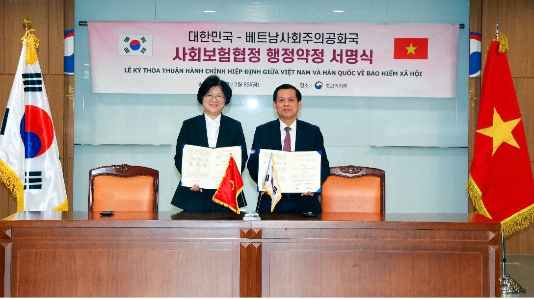 Thứ trưởng Lao động-Thương binh và Xã hội Nguyễn Bá Hoan và Thứ trưởng Y tế và Phúc lợi Hàn Quốc Kim Hyejin ký thỏa thuận hành chính giữa hai bộ để triển khai Hiệp định giữa Chính phủ hai nước về bảo hiểm xã hội ngày 8/12/2023. (Ảnh: Molisa).