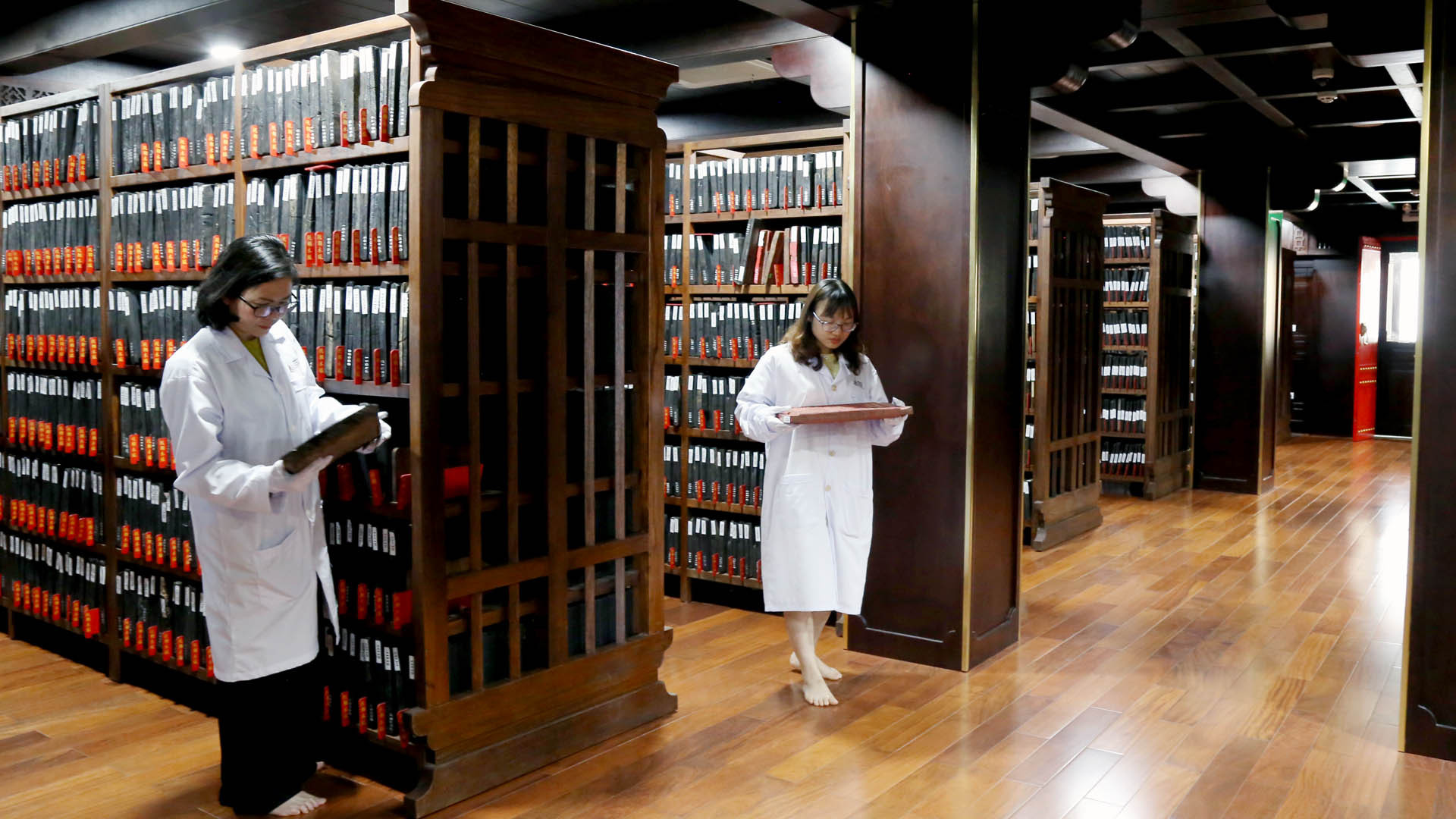 Mộc bản triều Nguyễn được bảo quản trong kho chuyên dụng hiện đại bậc nhất Việt Nam. Mộc bản triều Nguyễn được bảo quản trong kho chuyên dụng hiện đại bậc nhất Việt Nam.