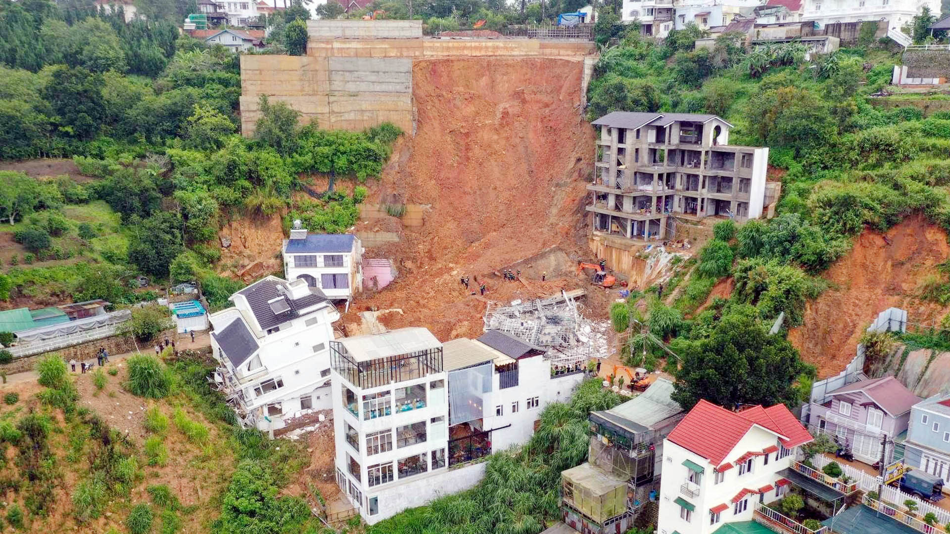 Toàn cảnh vụ sạt lở ta-luy, sạt trượt đất tại phường 10, thành phố Đà Lạt vào rạng sáng 29/6.
