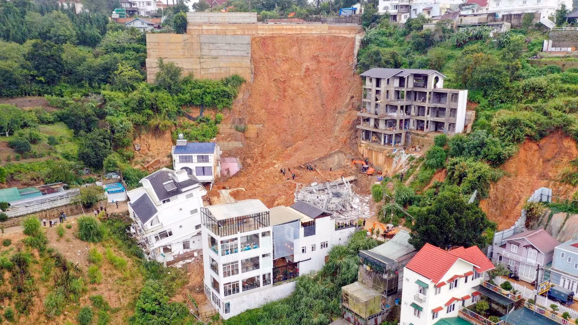 Toàn cảnh vụ sạt lở ta-luy, sạt trượt đất tại phường 10, thành phố Đà Lạt vào rạng sáng 29/6.