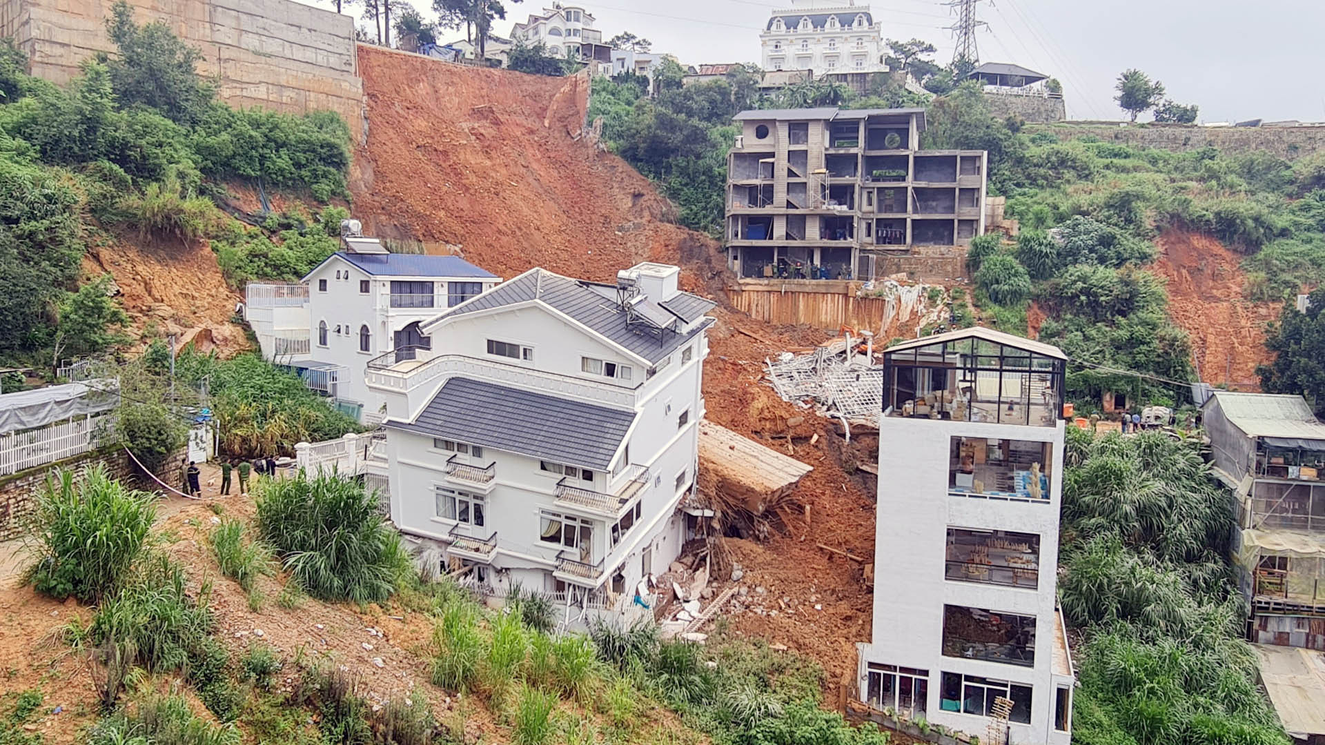 Nhiều ngôi nhà trong khu vực bị ảnh hưởng do vụ sạt lở.