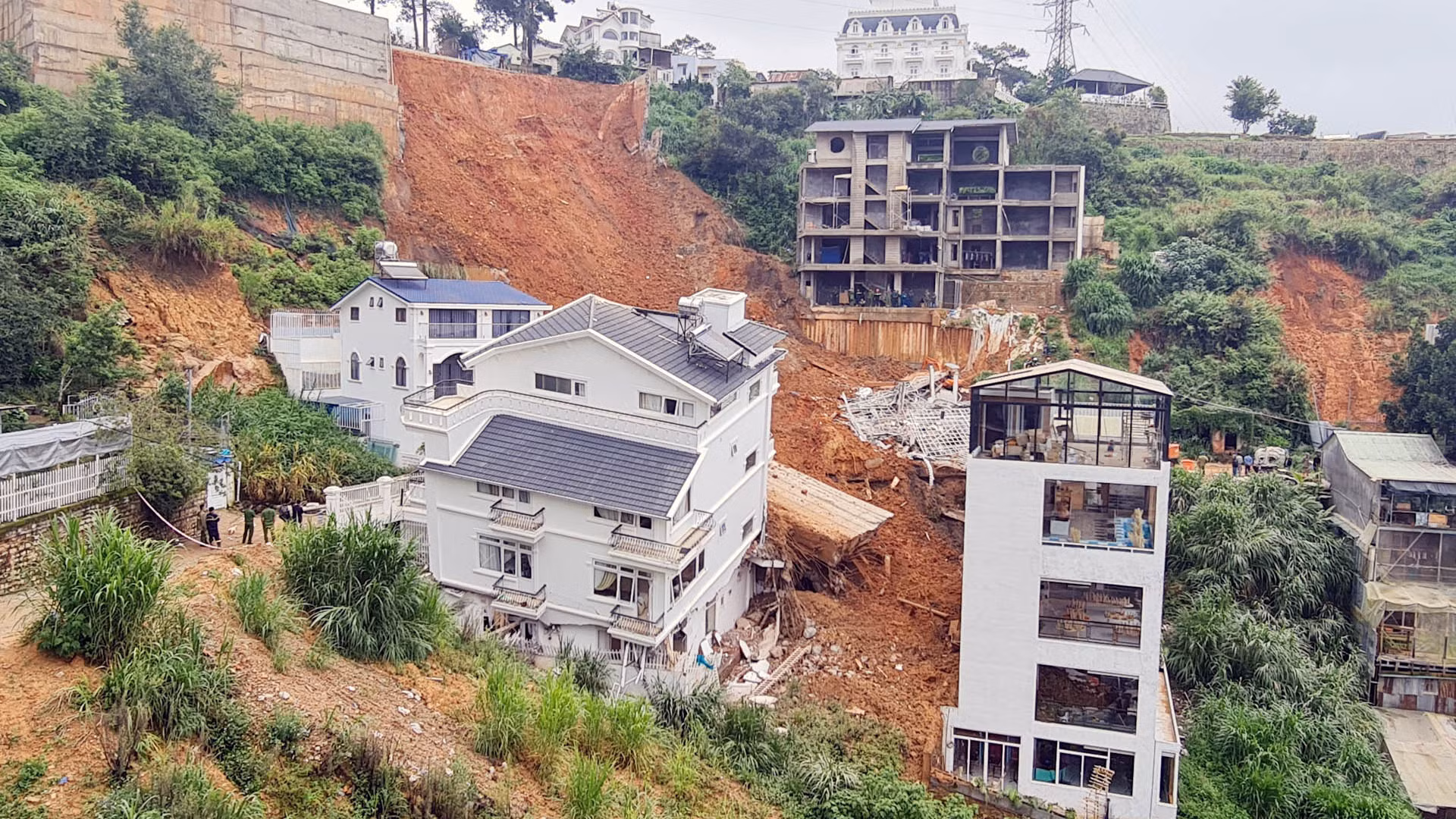 Nhiều ngôi nhà trong khu vực bị ảnh hưởng do vụ sạt lở.