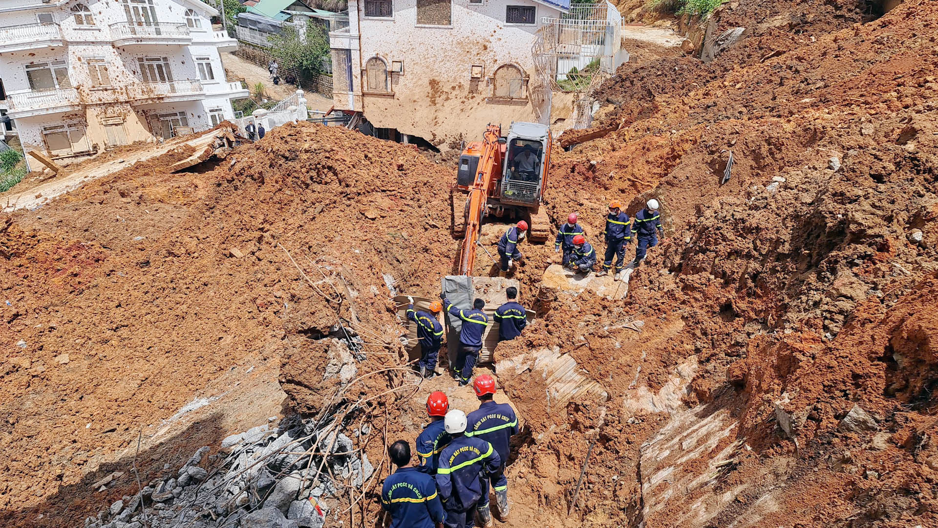 Lực lượng Phòng Cảnh sát Phòng cháy chữa cháy và Cứu nạn cứu hộ, Công an tỉnh Lâm Đồng triển khai công tác tìm kiếm 2 nạn nhân bị vùi lấp.
