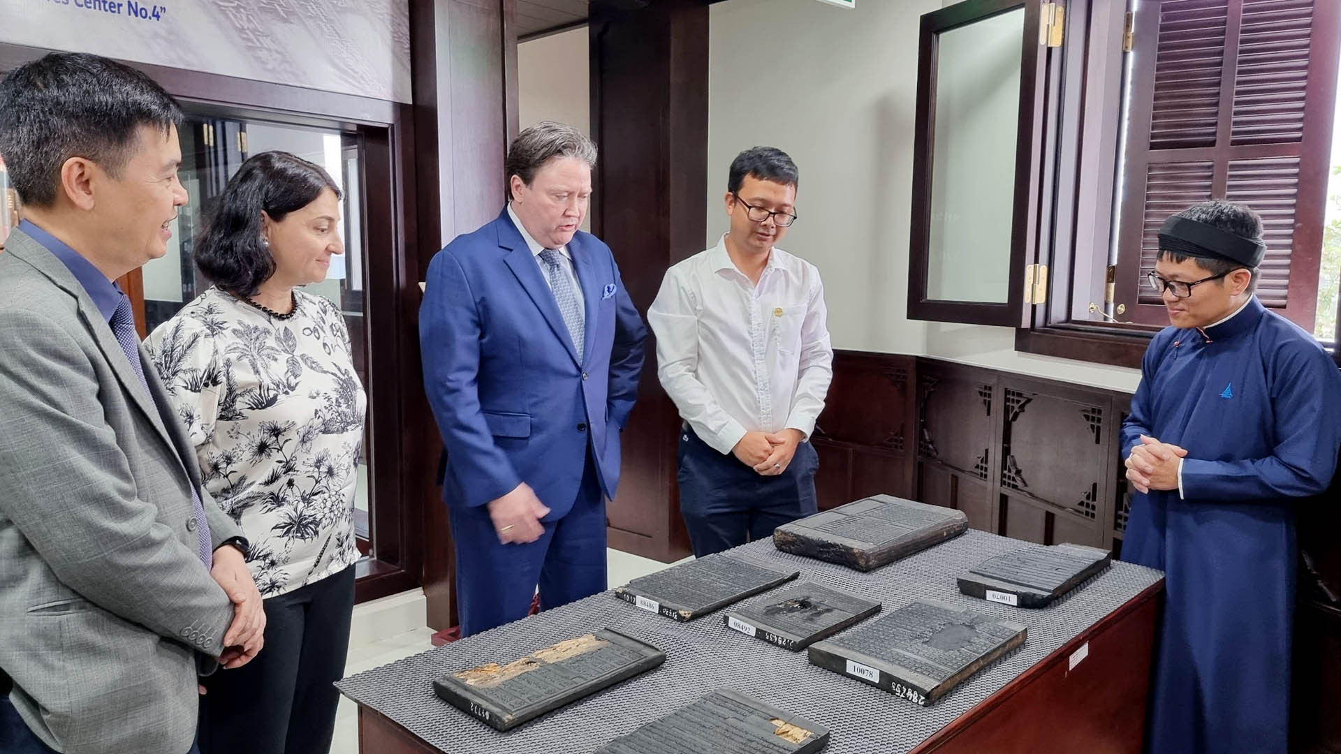 Giám đốc Trung tâm Lưu trữ Quốc gia IV Nguyễn Xuân Hùng (bìa phải) giới thiệu mộc bản đang được bảo quản tại Trung tâm. Giám đốc Trung tâm Lưu trữ Quốc gia IV Nguyễn Xuân Hùng (bìa phải) giới thiệu mộc bản đang được bảo quản tại Trung tâm.