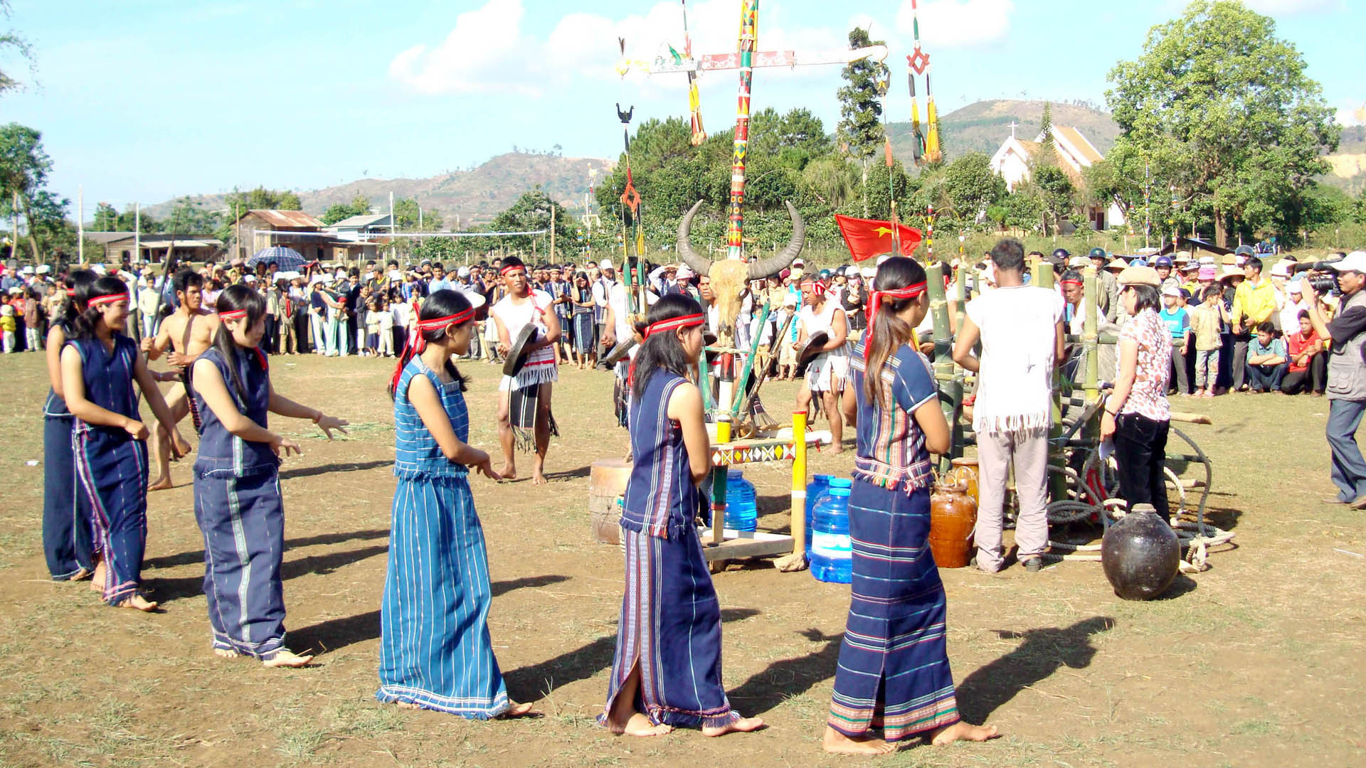 Các dân tộc anh em trên miền đất nam Tây Nguyên hòa chung bài ca đoàn kết.