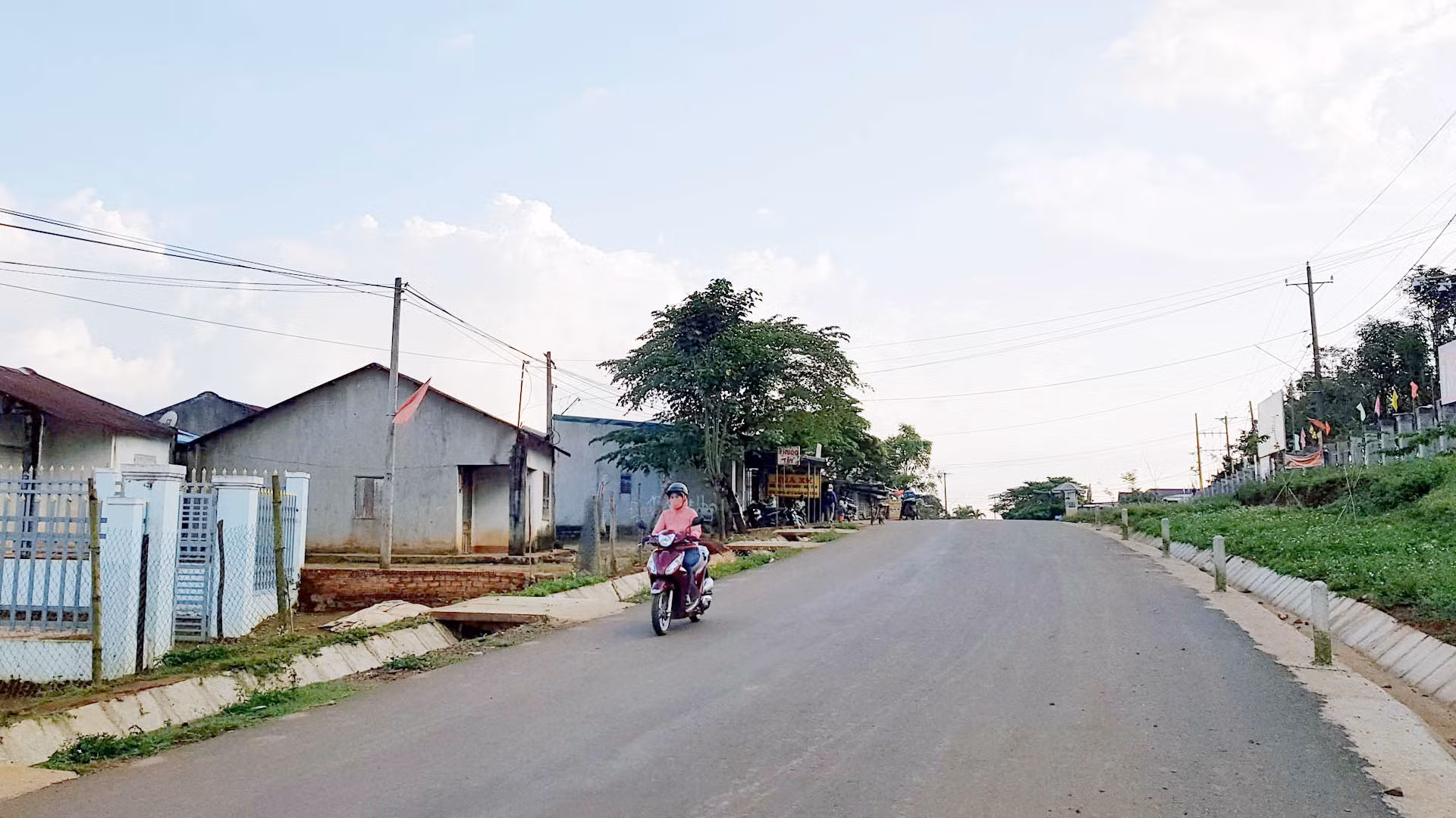 Cung đường khu vực trung tâm xã Lộc Bắc hôm nay.