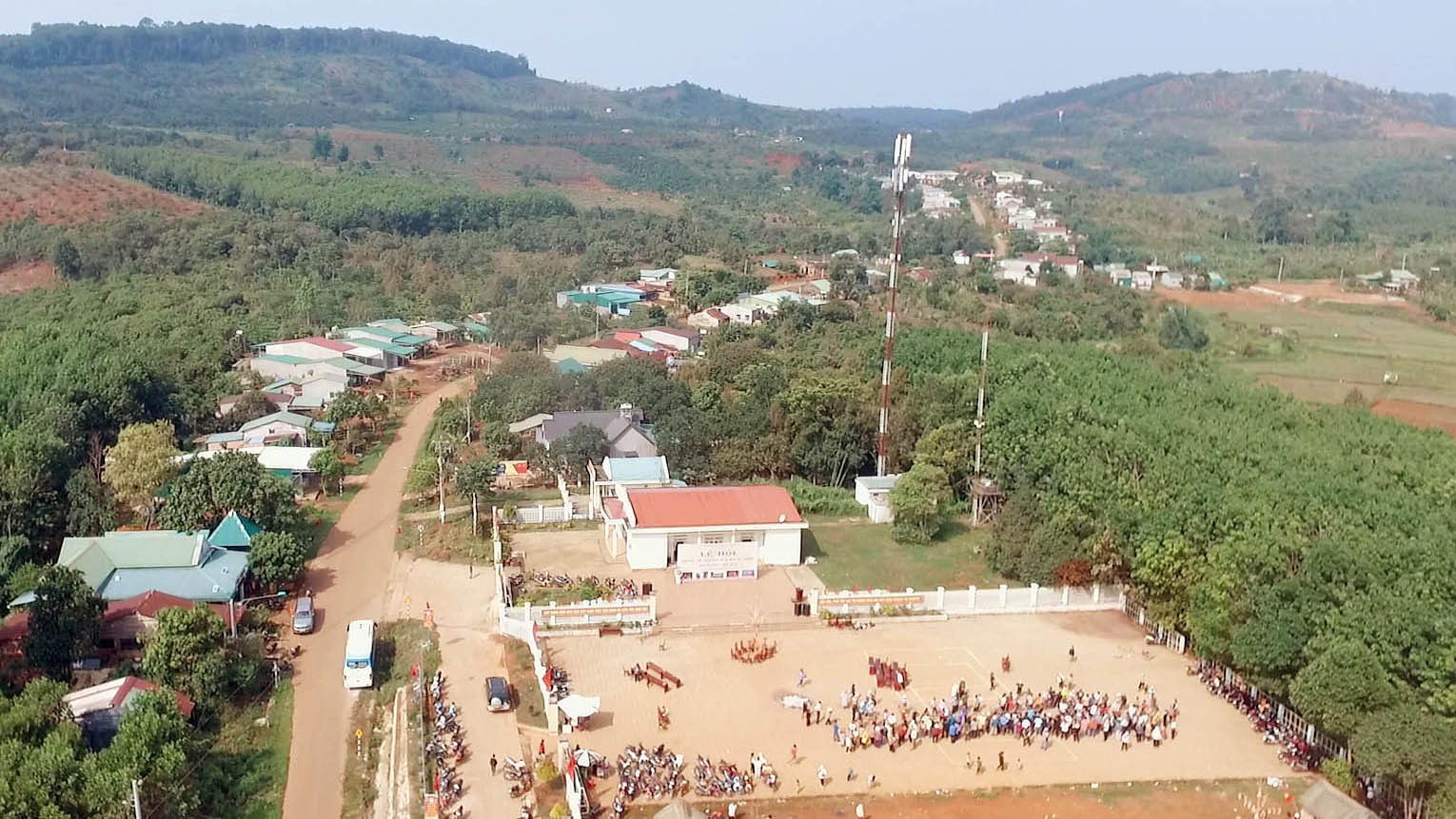 Cung đường của sự đổi thay chạy dọc xã Đồng Nai Thượng, huyện Cát Tiên, Lâm Đồng.