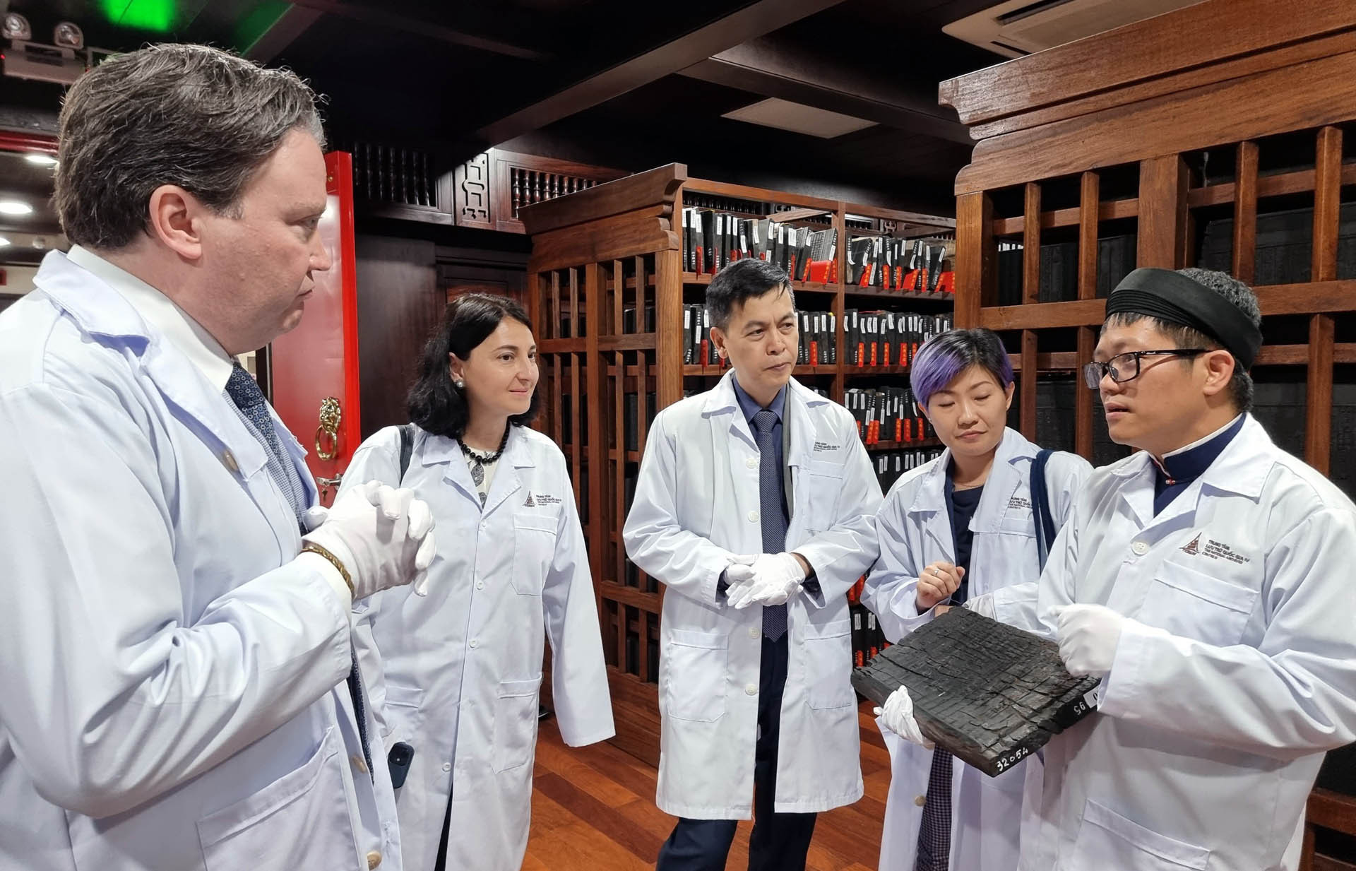 Đại sứ Marc E. Knapper và tùy viên văn hóa Tổng lãnh sự quán Mỹ tại TP Hồ Chí Minh (thứ hai, bên trái) tham quan kho bảo quản mộc bản triều Nguyễn tại Trung tâm Lưu trữ quốc gia IV. Đại sứ Marc E. Knapper và tùy viên văn hóa Tổng lãnh sự quán Mỹ tại TP Hồ Chí Minh (thứ hai, bên trái) tham quan kho bảo quản mộc bản triều Nguyễn tại Trung tâm Lưu trữ quốc gia IV.