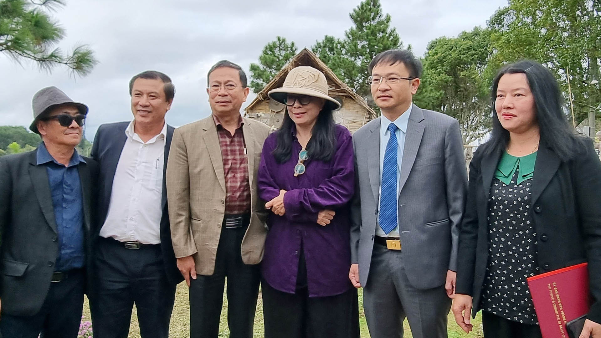 Lãnh đạo Ủy ban nhân dân thành phố Đà Lạt cùng nhà thiết kế Minh Hạnh (đội mũ) và Chủ tịch HĐTV Vietnam Silk House Huỳnh Tấn Phước tại chương trình thời trang thổ cẩm.