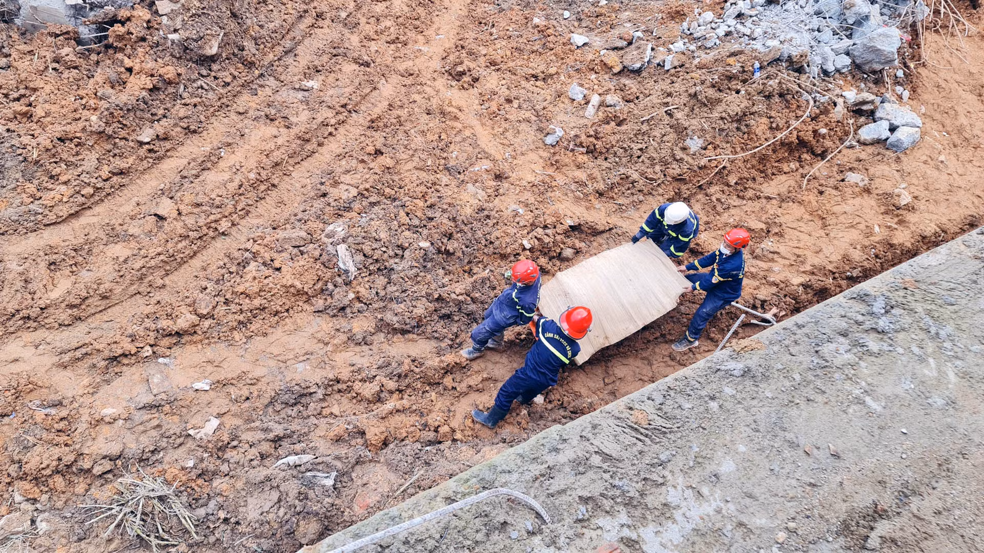 Nạn nhân thứ hai cũng được tìm thấy ngay sau đó, nhưng do bị cản trở khối bê-tông, nên công tác cứu hộ đưa thi thể nạn nhân ra ngoài gặp khó khăn.
