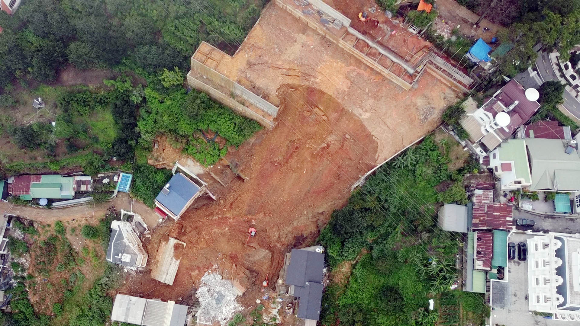 Khu vực ta-luy bị sập thuộc hẻm đường Yên Thế, phường 10, thành phố Đà Lạt, gây ảnh hưởng nghiêm trọng 4 ngôi nhà phía dưới, thuộc hẻm Hoàng Hoa Thám.