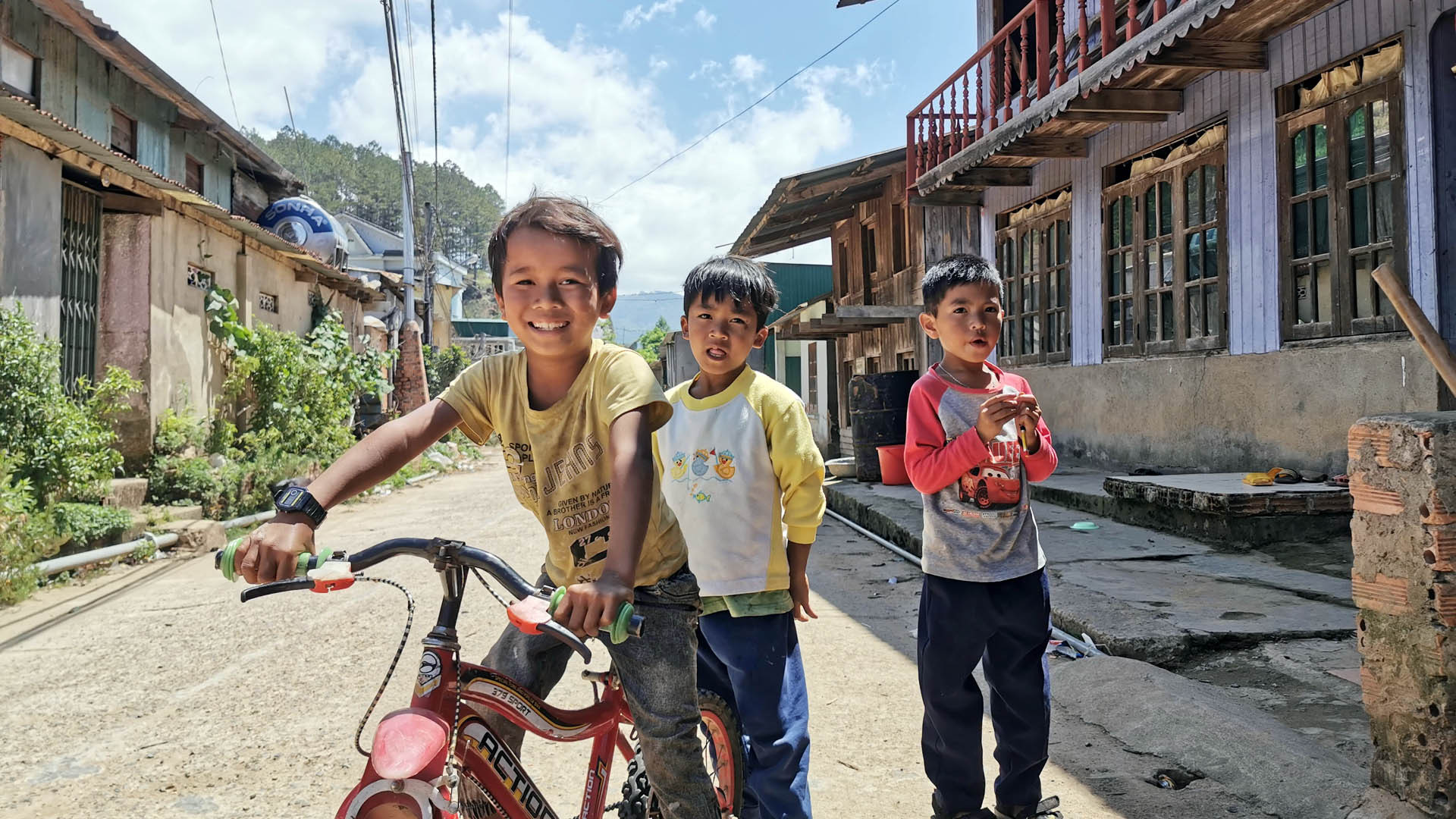 Những đứa trẻ ở thôn KLong KLăn, xã Đạ Chais, huyện Lạc Dương.