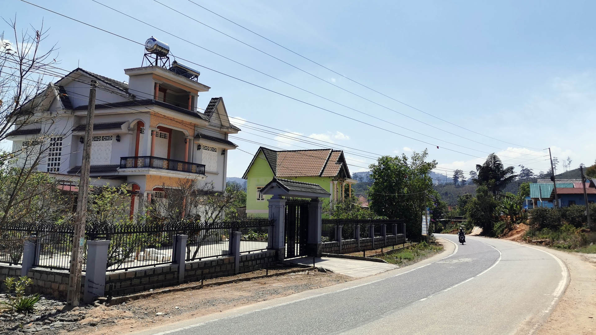 Quốc lộ 27C đã tạo cho vùng đất anh hùng Đạ Chais thế phát triển mới.