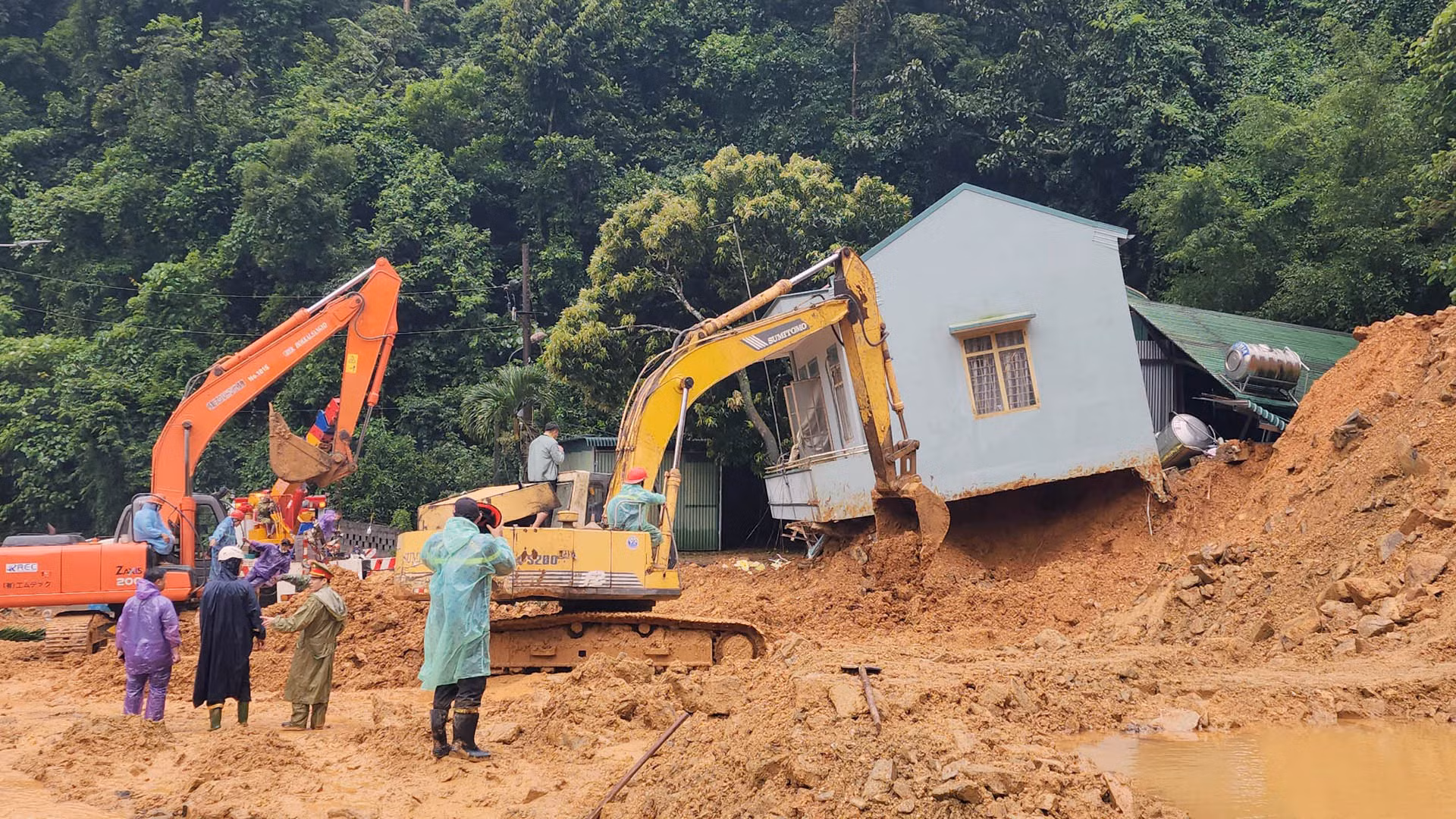Sạt lở nghiêm trọng tại khu vực Trạm Cảnh sát giao thông Mađagui trên đèo Bảo Lộc.