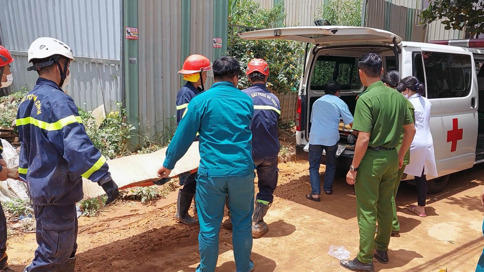 Thi thể nạn nhân bị vùi lấp đầu tiên được đưa ra khỏi hiện trường.