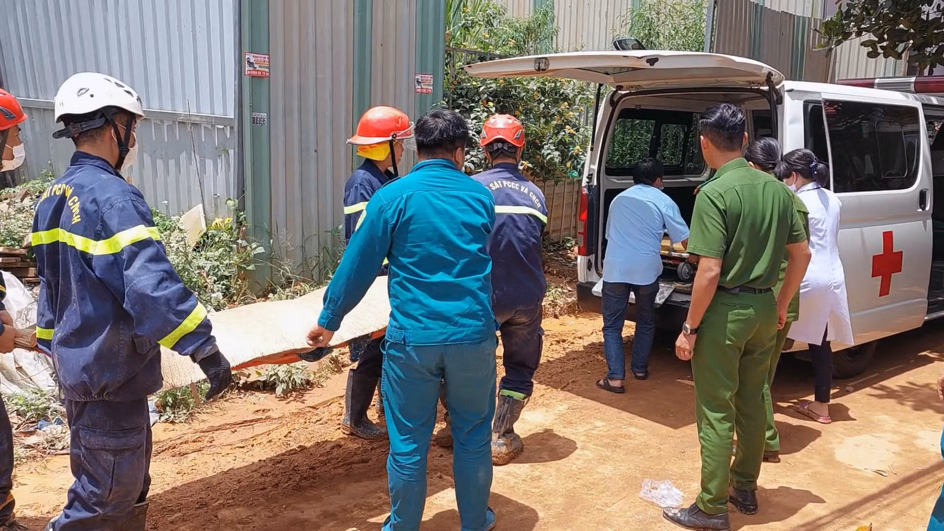 Thi thể nạn nhân bị vùi lấp đầu tiên được đưa ra khỏi hiện trường.