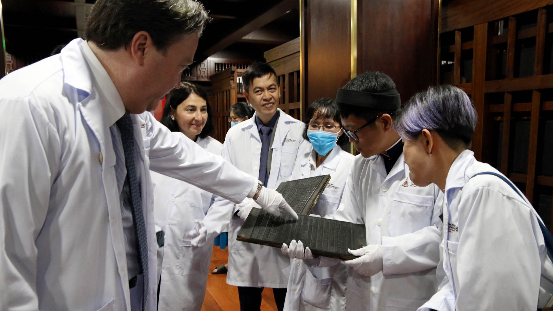 Đại sứ Marc E. Knapper nghe Giám đốc Trung tâm Lưu trữ quốc gia IV giới thiệu tài liệu mộc bản ghi chép về mối quan hệ giao thương giữa Mỹ và Việt Nam năm 1832. Đại sứ Marc E. Knapper nghe Giám đốc Trung tâm Lưu trữ quốc gia IV giới thiệu tài liệu mộc bản ghi chép về mối quan hệ giao thương giữa Mỹ và Việt Nam năm 1832.