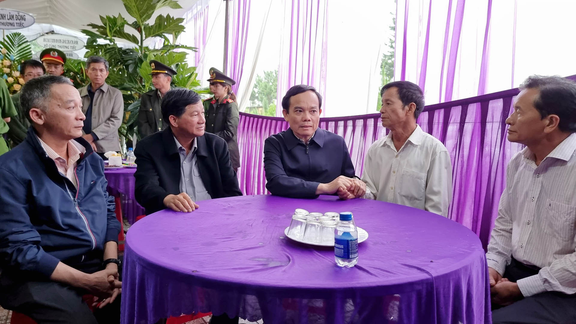 Phó Thủ tướng Trần Lưu Quang và lãnh đạo tỉnh Lâm Đồng chia buồn cùng cha của liệt sĩ Lê Ánh Sáng.