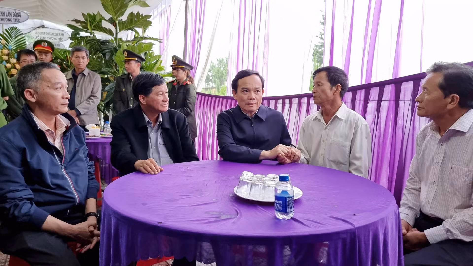 Phó Thủ tướng Trần Lưu Quang và lãnh đạo tỉnh Lâm Đồng chia buồn cùng cha của liệt sĩ Lê Ánh Sáng.