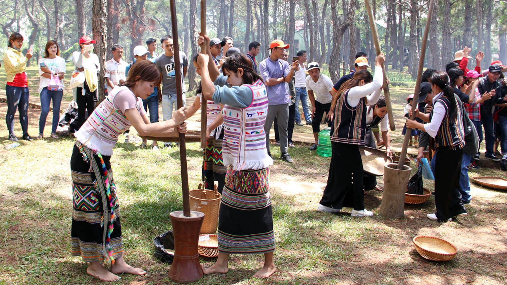 Đồng bào các dân tộc nam Tây Nguyên cùng vui ngày hội.