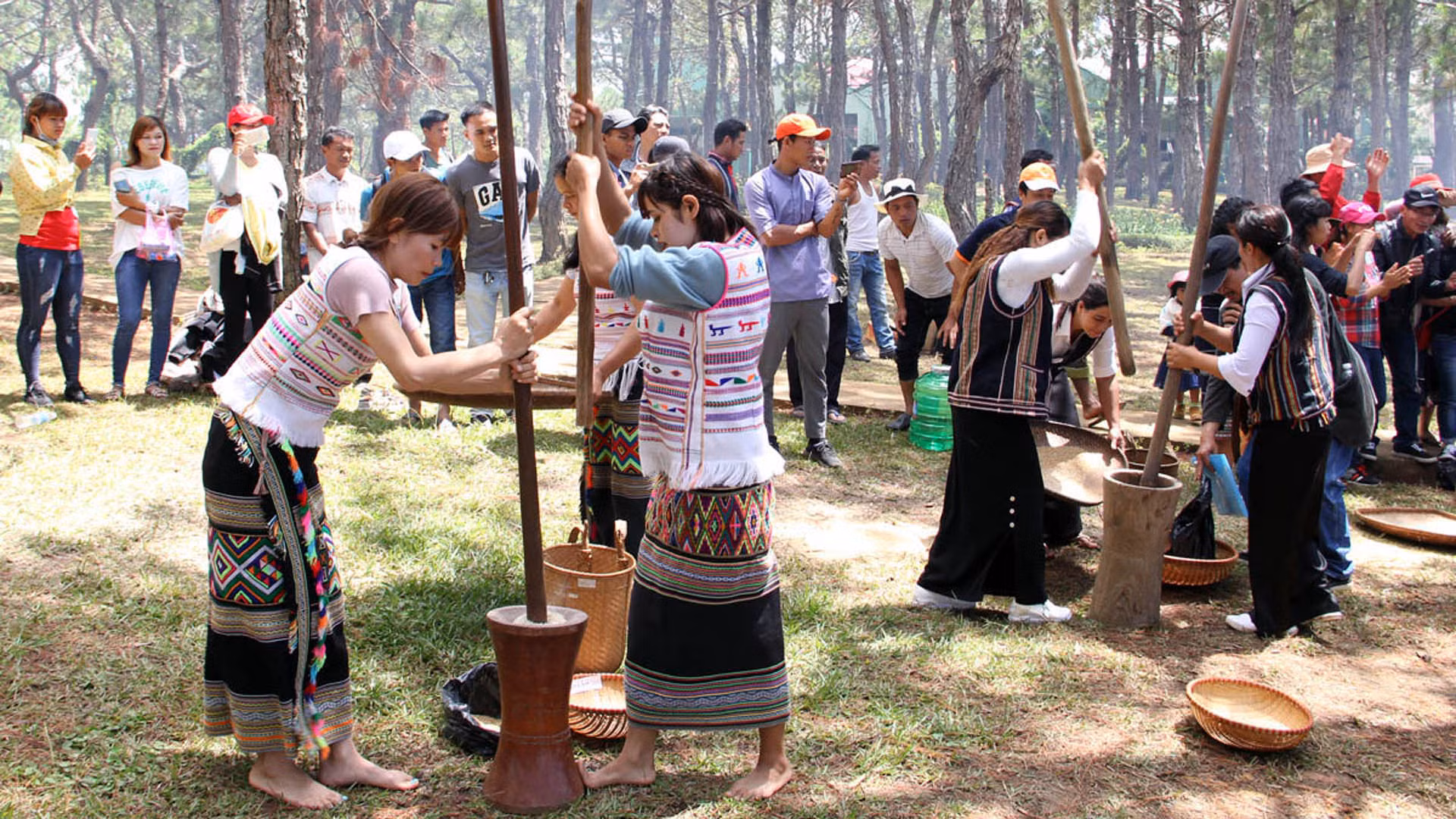 Đồng bào các dân tộc nam Tây Nguyên cùng vui ngày hội.