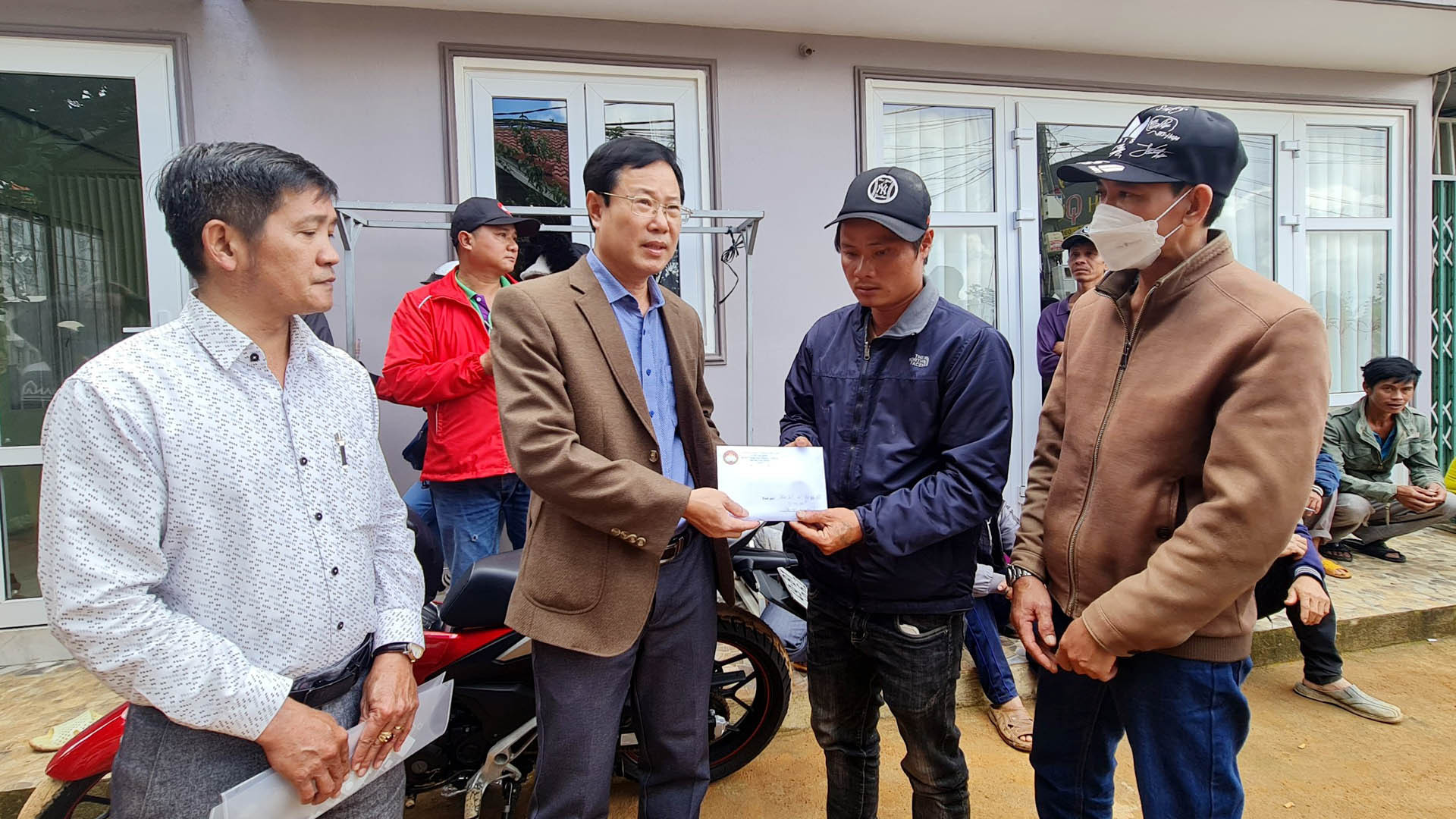 Chủ tịch Ủy ban Mặt trận Tổ quốc Việt Nam tỉnh Lâm Đồng đến thăm hỏi, hỗ trợ gia đình nạn nhân bị thiệt mạng.