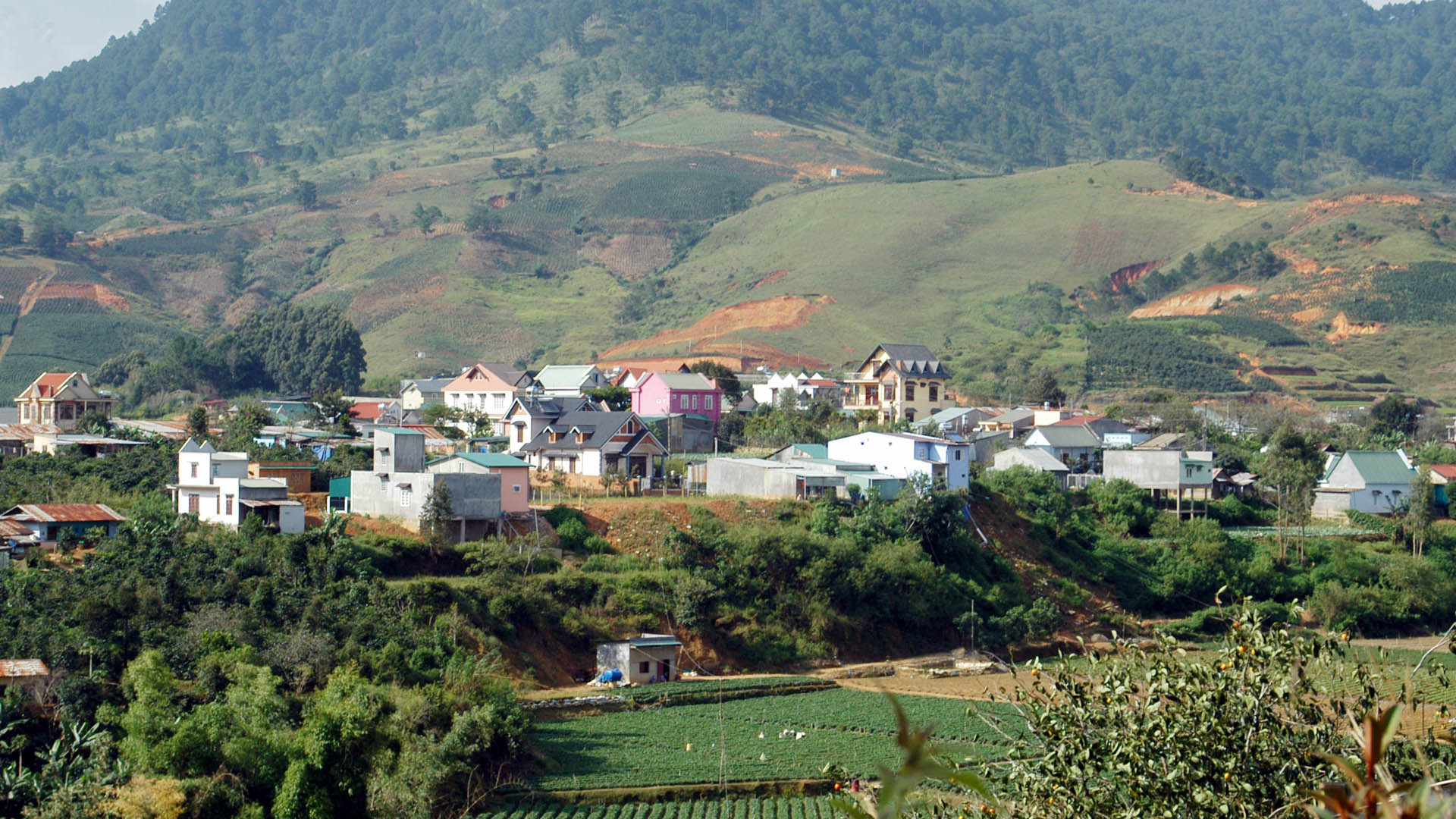 Một góc buôn làng người Cơ Ho dưới chân núi Lang Biang, huyện Lạc Dương, Lâm Đồng.