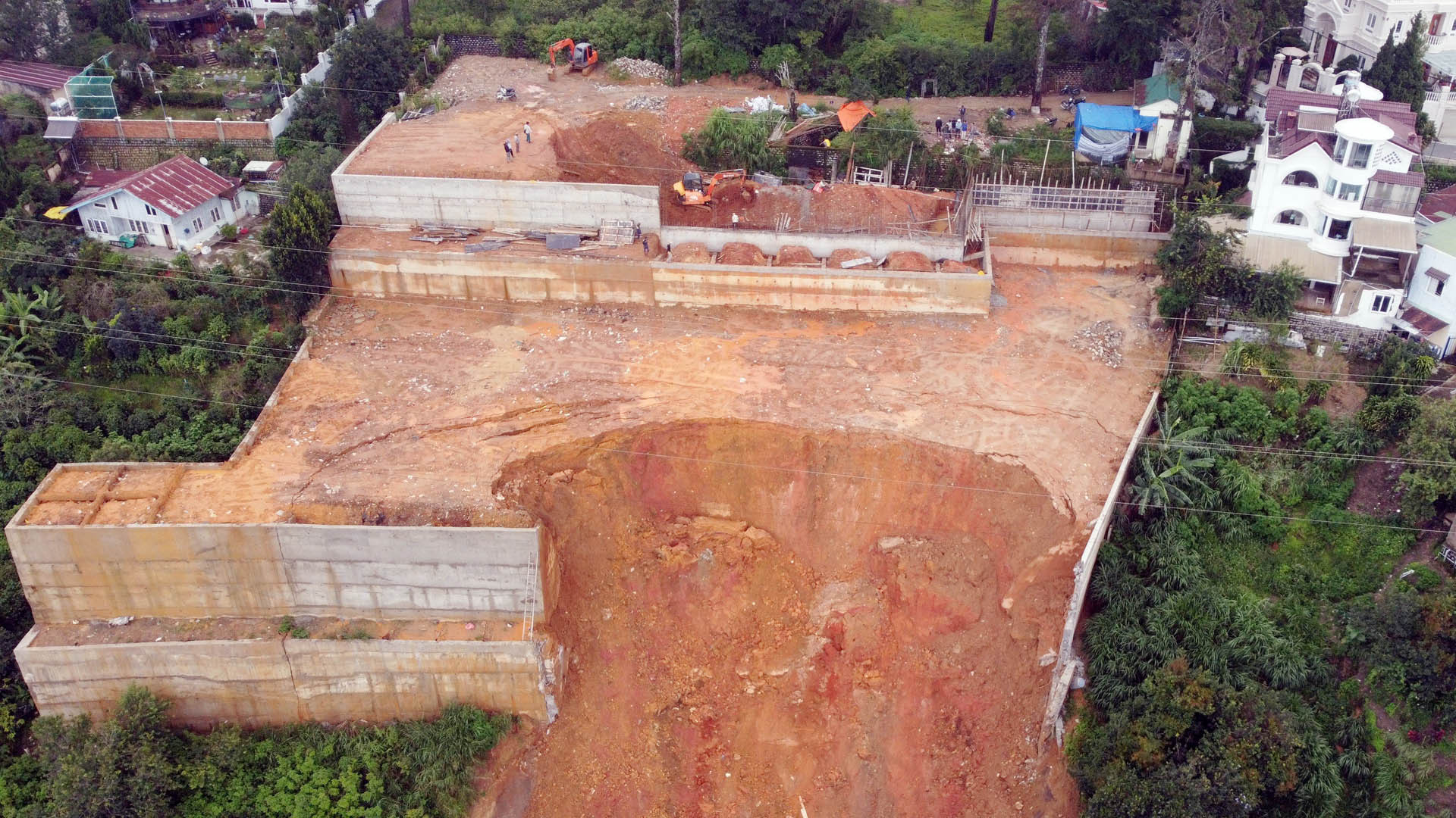 Qua kiểm tra thực tế, cơ quan chức năng xác định, tại vị trí ta-luy bị sập, sạt trượt đất, còn nhiều đoạn kè bê-tông trên đỉnh đồi rất nguy hiểm, nguy cơ sụp đổ cao, nhất là trong điều kiện mùa mưa hiện nay.