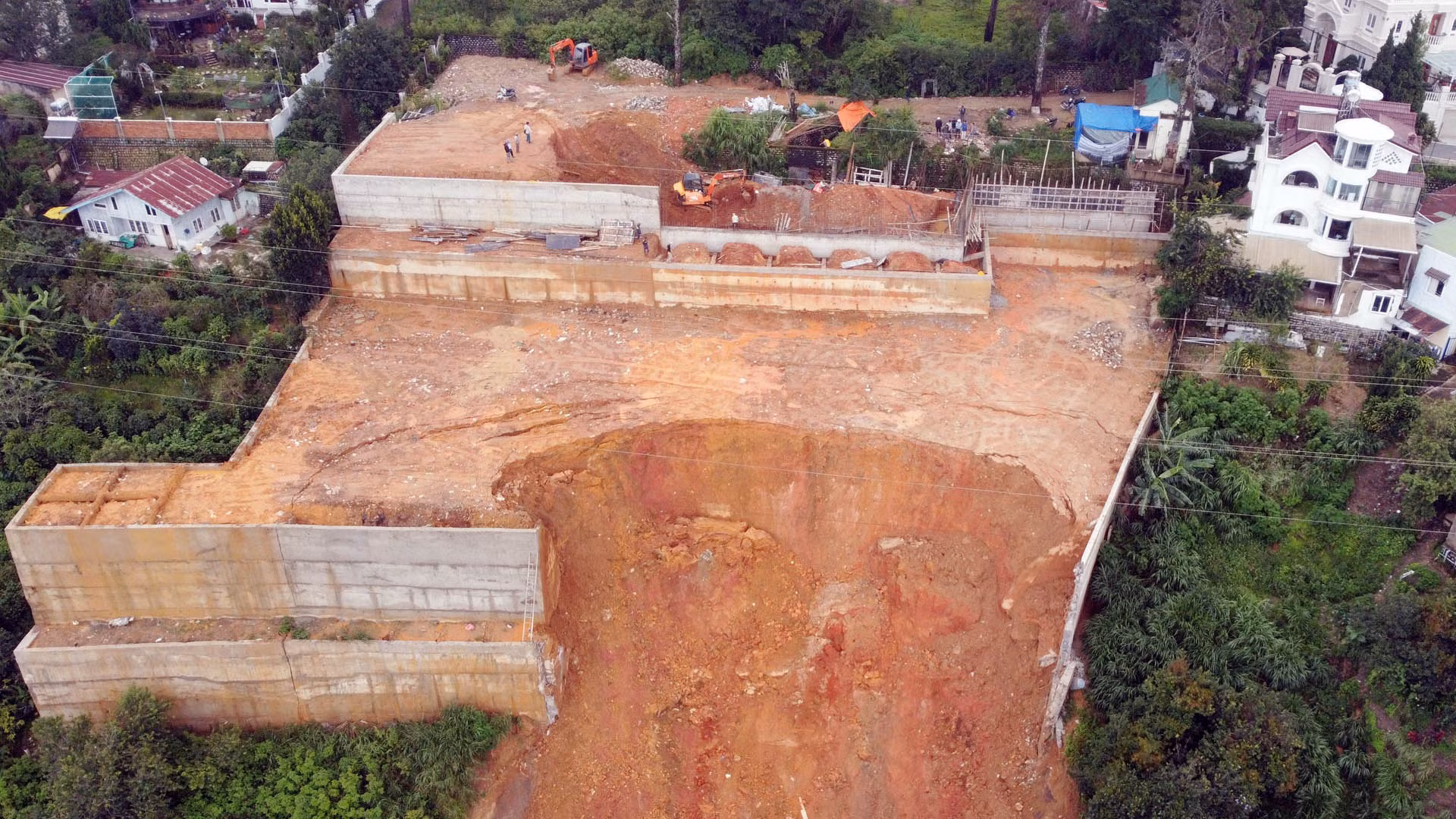 Qua kiểm tra thực tế, cơ quan chức năng xác định, tại vị trí ta-luy bị sập, sạt trượt đất, còn nhiều đoạn kè bê-tông trên đỉnh đồi rất nguy hiểm, nguy cơ sụp đổ cao, nhất là trong điều kiện mùa mưa hiện nay.