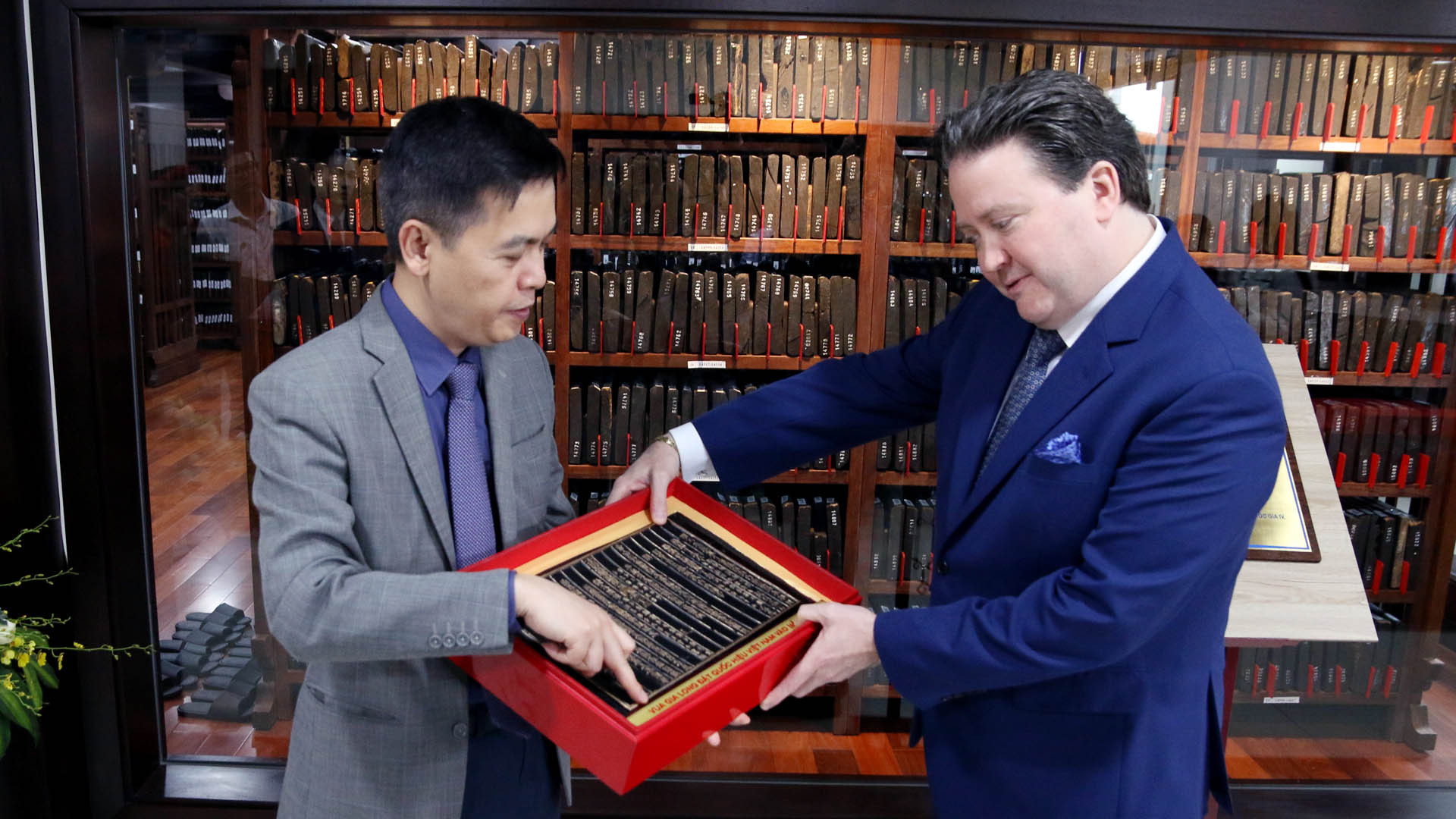 Cục trưởng Văn thư và Lưu trữ Nhà nước tặng Đại sứ Marc E. Knapper phiên bản mộc bản ghi chép về việc vua Gia Long đổi Quốc hiệu Việt Nam năm 1804. Cục trưởng Văn thư và Lưu trữ Nhà nước tặng Đại sứ Marc E. Knapper phiên bản mộc bản ghi chép về việc vua Gia Long đổi Quốc hiệu Việt Nam năm 1804.