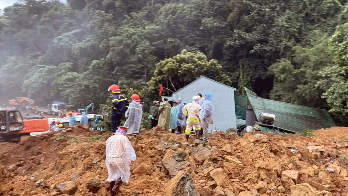 Lực lượng cứu nạn, cứu hộ nỗ lực tìm kiếm nạn nhân mất tích trong vụ sạt lở.