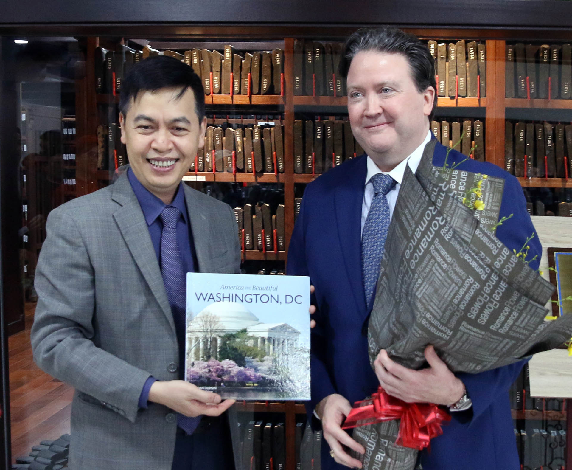 Đại sứ Marc E. Knapper tặng quà lưu niệm cho ông Đặng Thanh Tùng . Đại sứ Marc E. Knapper tặng quà lưu niệm cho ông Đặng Thanh Tùng .