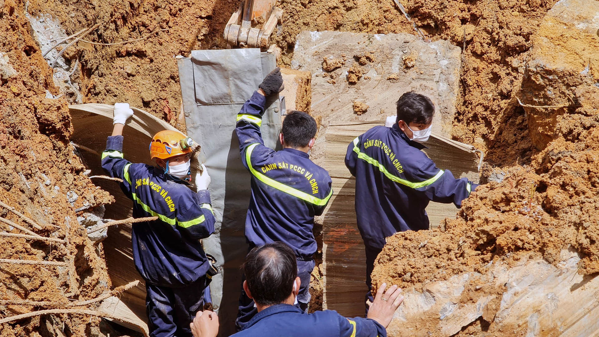 Nạn nhân thứ hai cũng được tìm thấy ngay sau đó, nhưng do bị cản trở khối bê-tông, nên công tác cứu hộ đưa thi thể nạn nhân ra ngoài gặp khó khăn.