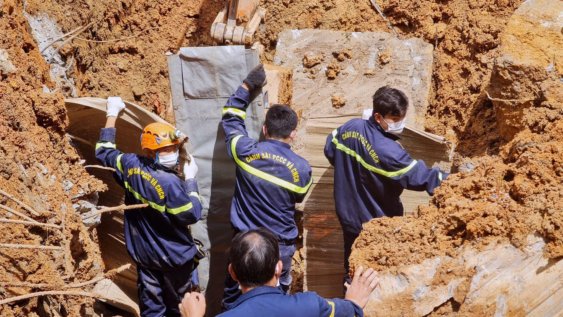 Nạn nhân thứ hai cũng được tìm thấy ngay sau đó, nhưng do bị cản trở khối bê-tông, nên công tác cứu hộ đưa thi thể nạn nhân ra ngoài gặp khó khăn.