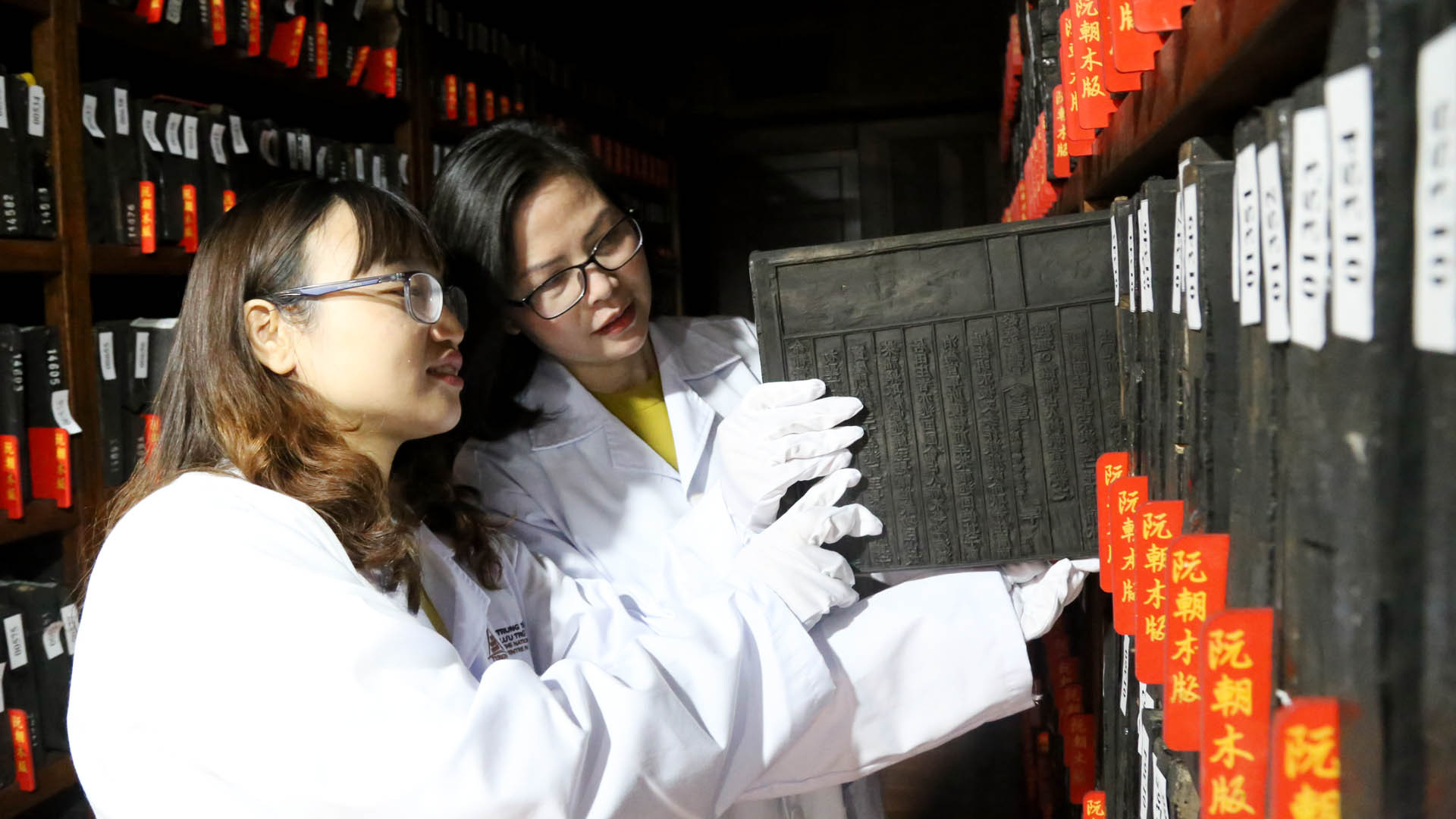 Cùng với giá trị về mặt sử liệu, tài liệu mộc bản còn có giá trị về nghệ thuật chế tác, thể hiện sự phát triển nghề khắc in bản gỗ của nền văn minh, văn hóa nhân loại. Cùng với giá trị về mặt sử liệu, tài liệu mộc bản còn có giá trị về nghệ thuật chế tác, thể hiện sự phát triển nghề khắc in bản gỗ của nền văn minh, văn hóa nhân loại.