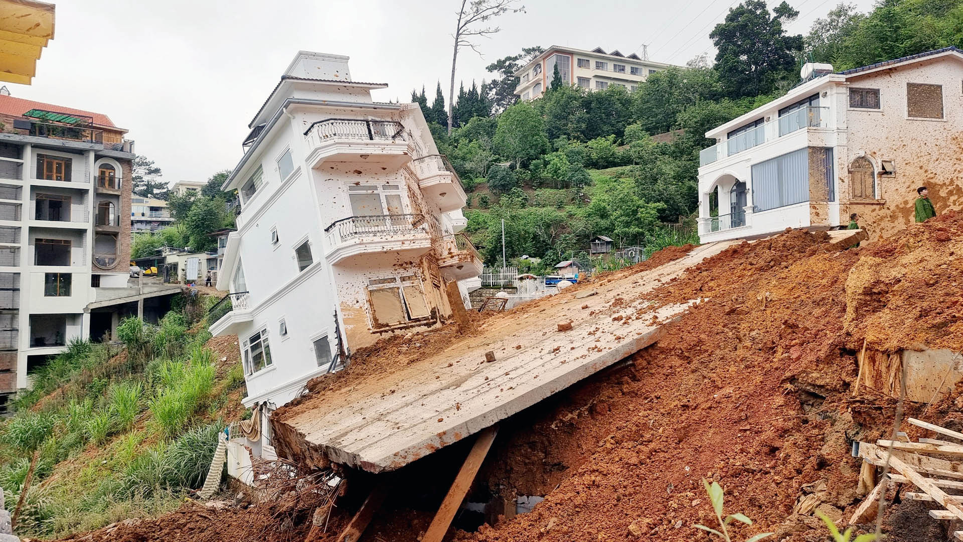 Ngôi nhà bị xô lệch khá lớn so với vị trí ban đầu trong vụ sạt lở.