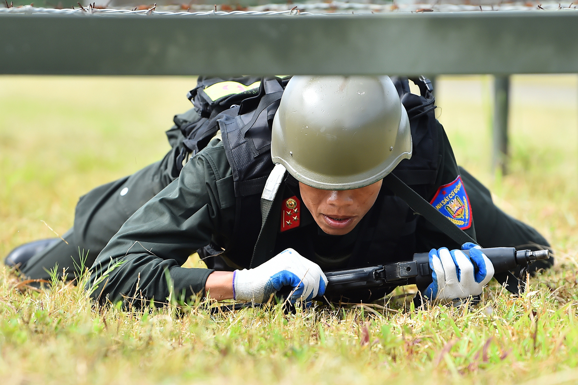 Hành trang mang theo hằng ngày của họ là 2-3 lớp áo, cùng balo với đầy đủ dụng cụ hỗ trợ và các trang thiết bị nặng hơn chục kg.