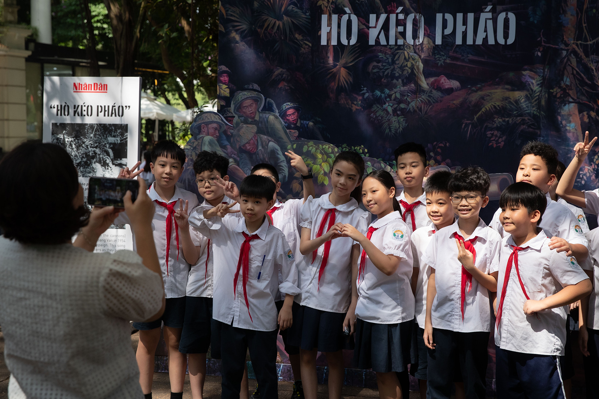 Gần 500 học sinh Trường tiểu học Trần Quốc Toản (quận Hoàn Kiếm) hào hứng trải nghiệm bức tranh panorama về Chiến dịch Điện Biên Phủ.