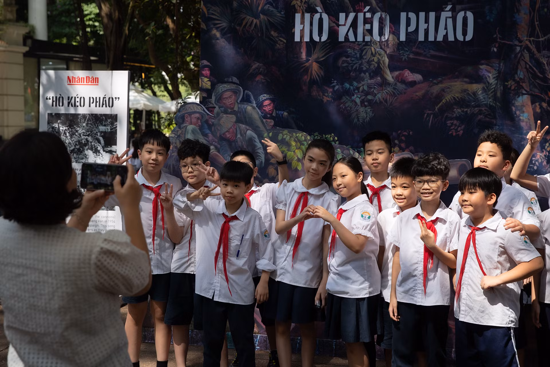 Gần 500 học sinh Trường tiểu học Trần Quốc Toản (quận Hoàn Kiếm) hào hứng trải nghiệm bức tranh panorama về Chiến dịch Điện Biên Phủ.