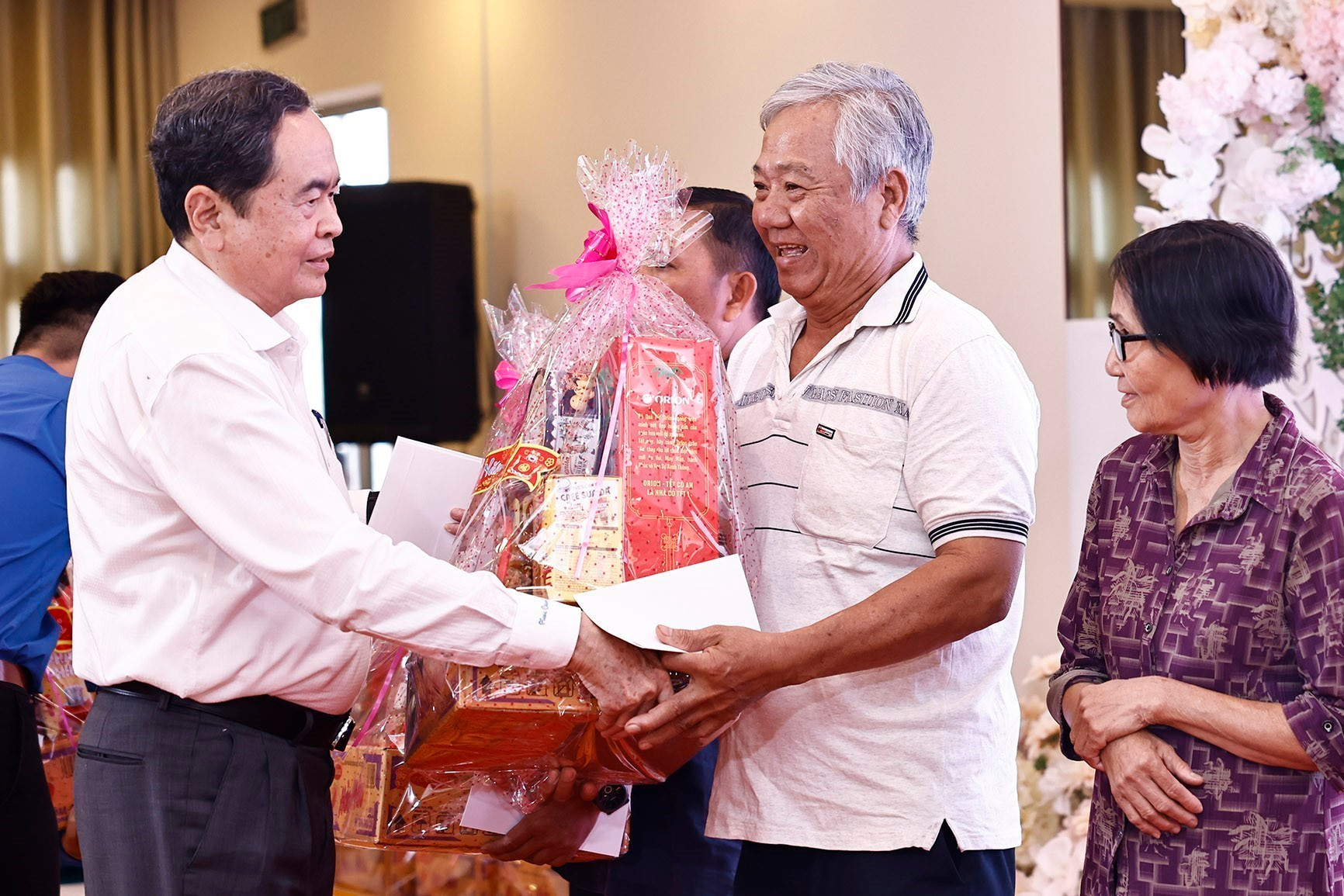 Chủ tịch Quốc hội Trần Thanh Mẫn tặng quà Tết cho gia đình chính sách, hộ nghèo phường Tân An, thành phố Cần Thơ. Ảnh: Doãn Tấn - TTXVN