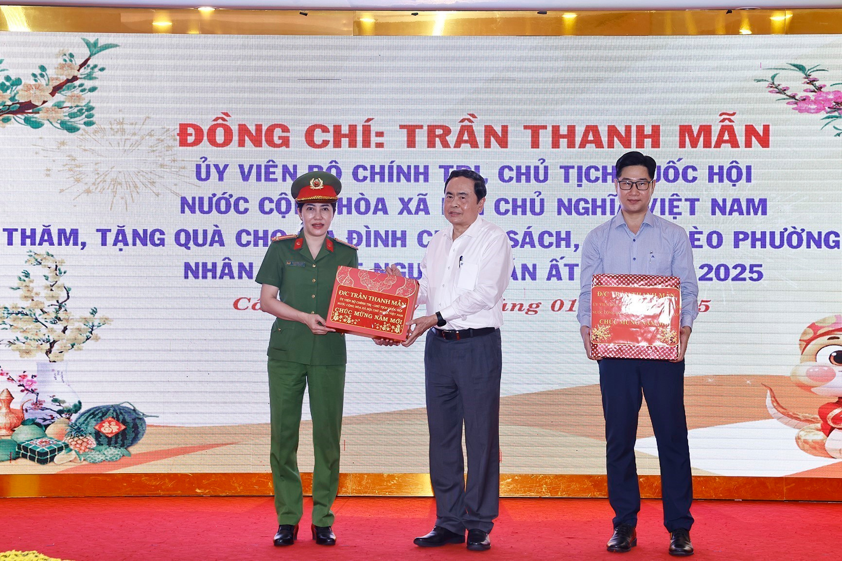 Chủ tịch Quốc hội Trần Thanh Mẫn tặng quà Tết cho chính quyền và công an phường Tân An. Ảnh: Doãn Tấn - TTXVN