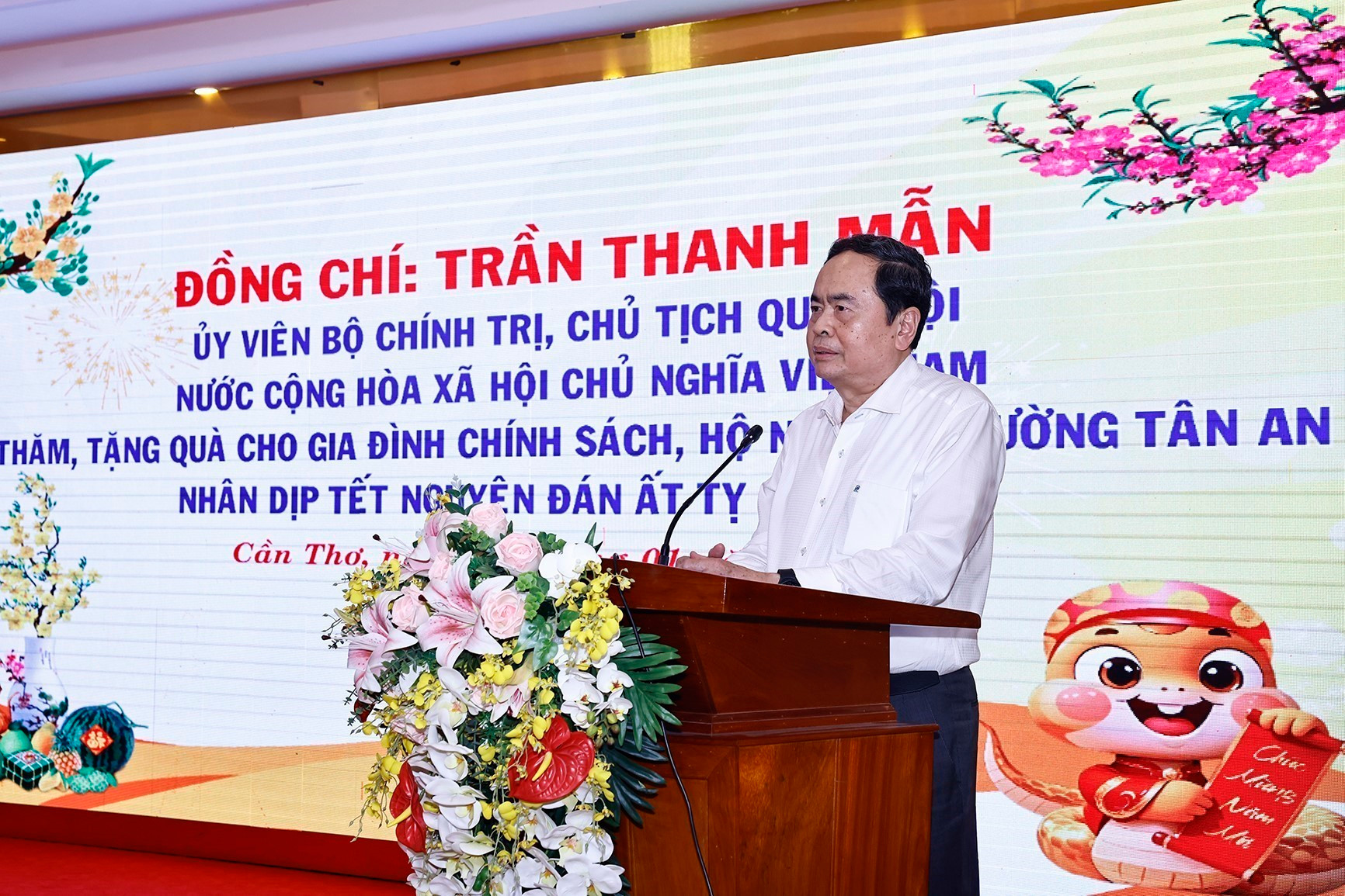 Chủ tịch Quốc hội Trần Thanh Mẫn chúc Tết nhân dân phường Tân An. Ảnh: Doãn Tấn - TTXVN