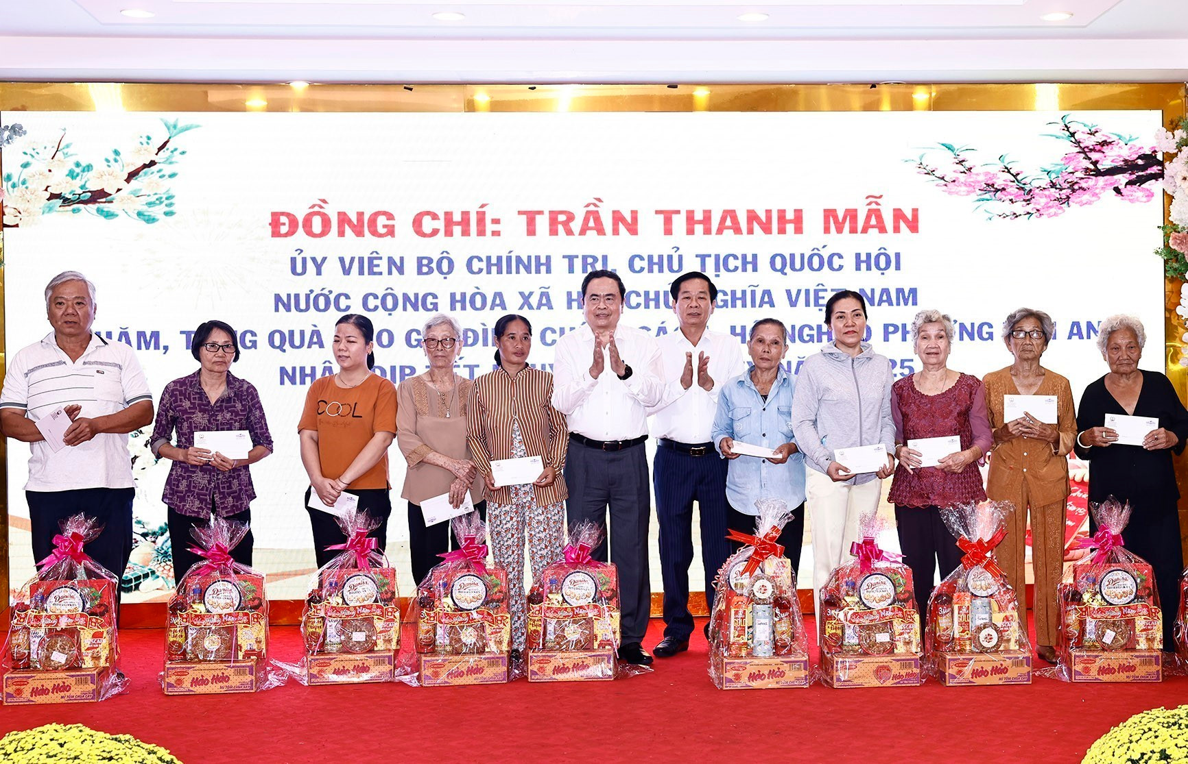 Chủ tịch Quốc hội Trần Thanh Mẫn tặng quà Tết cho gia đình chính sách, hộ nghèo phường Tân An, thành phố Cần Thơ. Ảnh: Doãn Tấn - TTXVN