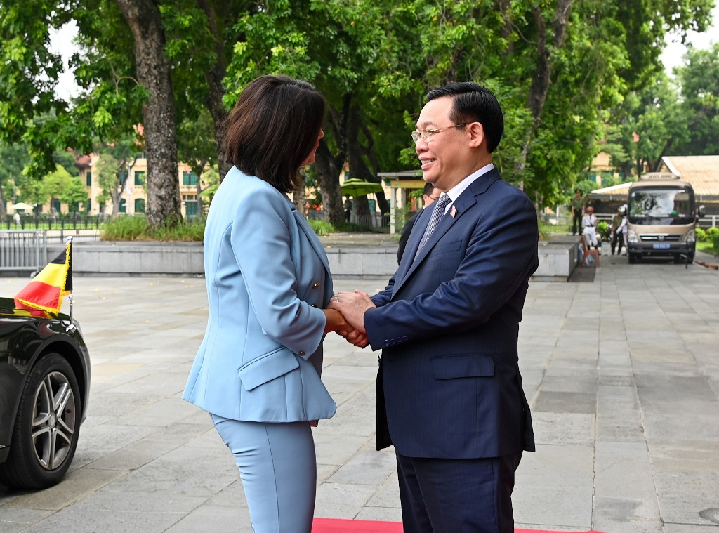 Chủ tịch Quốc hội Vương Đình Huệ chào mừng Chủ tịch Thượng viện Vương quốc Bỉ Stephanie D’Hose thăm Việt Nam.