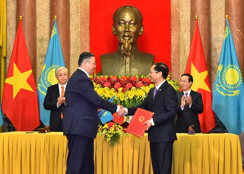 Chủ tịch nước Võ Văn Thưởng và Tổng thống Cộng hòa Kazakhstan Kassym-Jomart Tokayev chứng kiến Lễ ký Hiệp định giữa nước Cộng hòa xã hội chủ nghĩa Việt Nam và nước Cộng hòa Kazakhstan về miễn thị thực cho người mang hộ chiếu phổ thông.