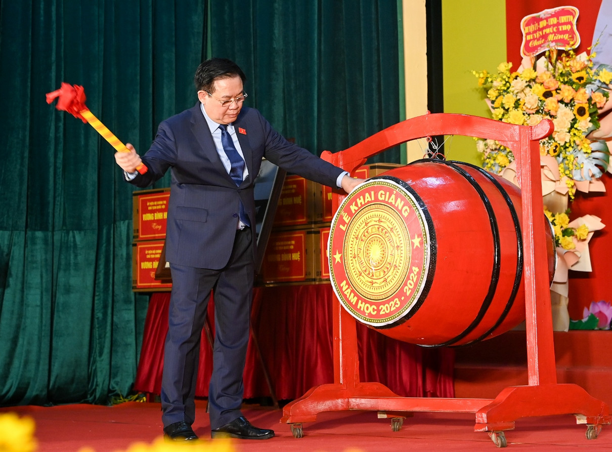 [Ảnh] Chủ tịch Quốc hội dự khai giảng năm học mới tại Trường Hữu nghị T78