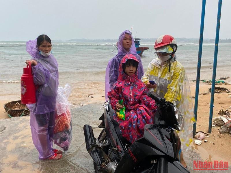 Chị em bà Lê Thị Vân cùng con cái mang vật dụng cá nhân di chuyển lên khu trú tạm của Trường Tiểu học Bình Hải. (Ảnh: ĐÔNG HUYỀN) Chị em bà Lê Thị Vân cùng con cái mang vật dụng cá nhân di chuyển lên khu trú tạm của Trường Tiểu học Bình Hải. (Ảnh: ĐÔNG HUYỀN)