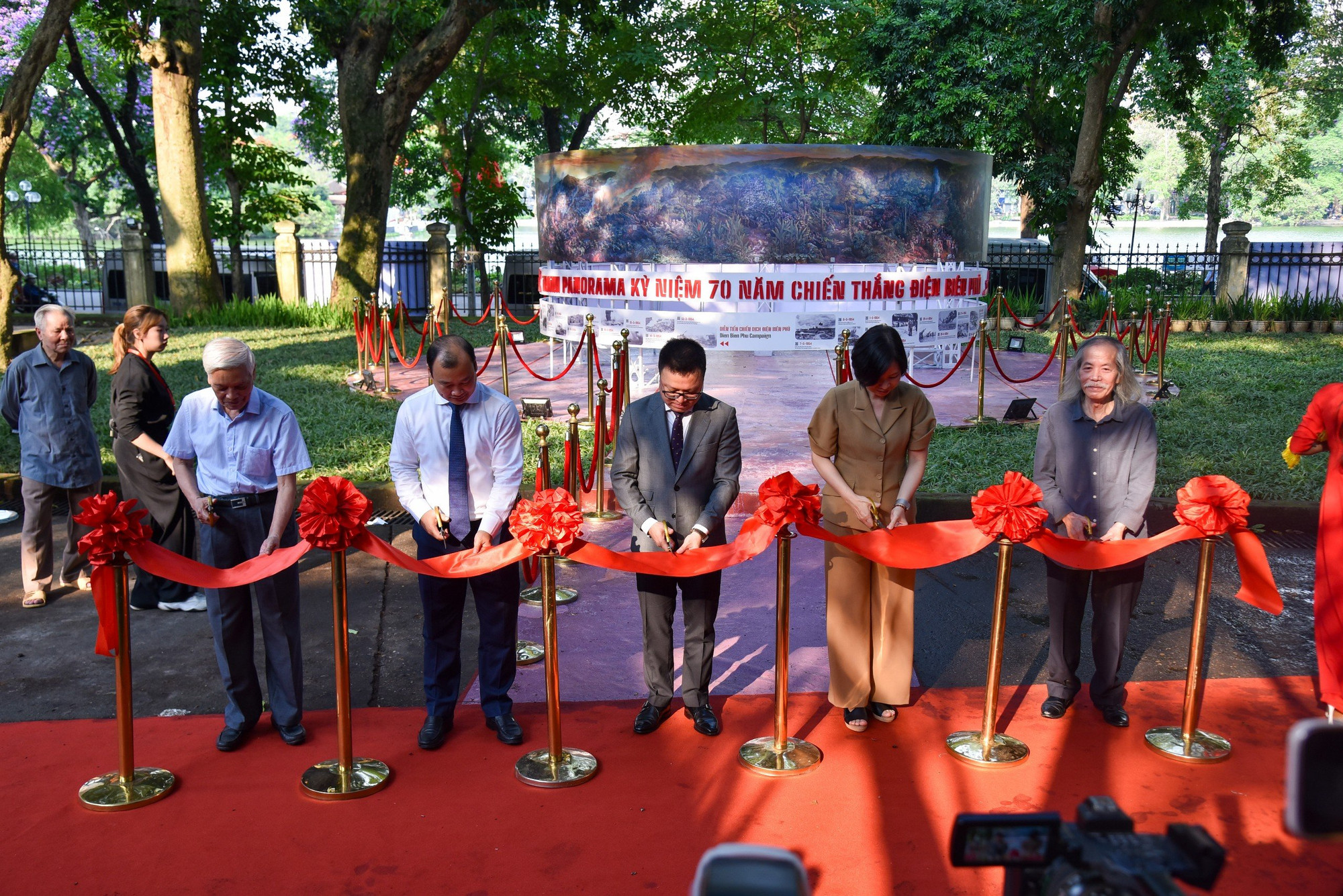 Các đại biểu cắt băng khai mạc Triển lãm. (Ảnh: NHẬT QUANG)