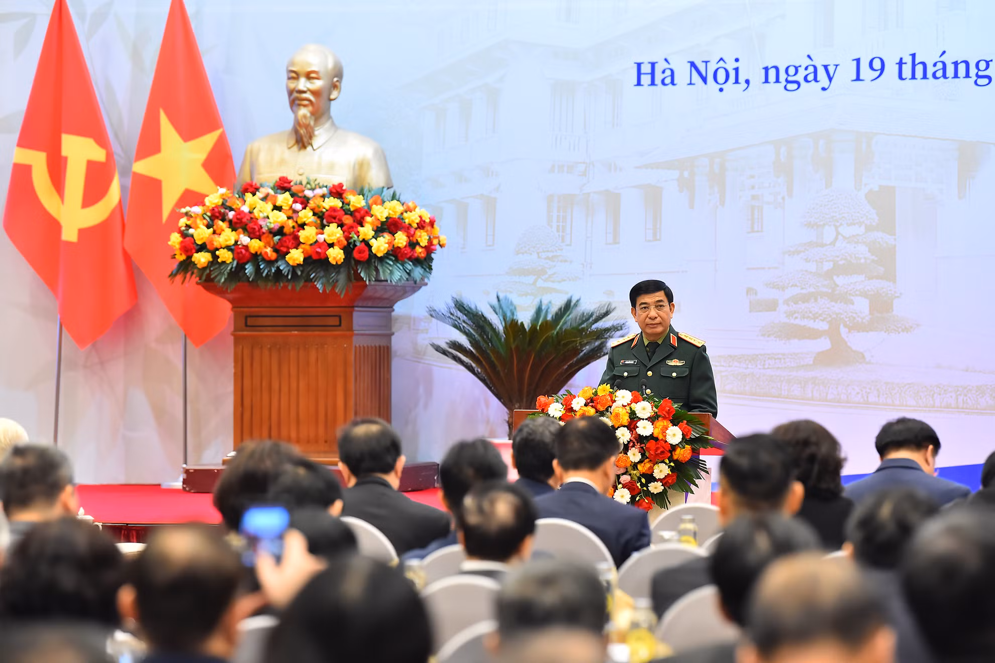 Bộ trưởng Quốc phòng Phan Văn Giang trình bày tham luận tại phiên khai mạc hội nghị.
